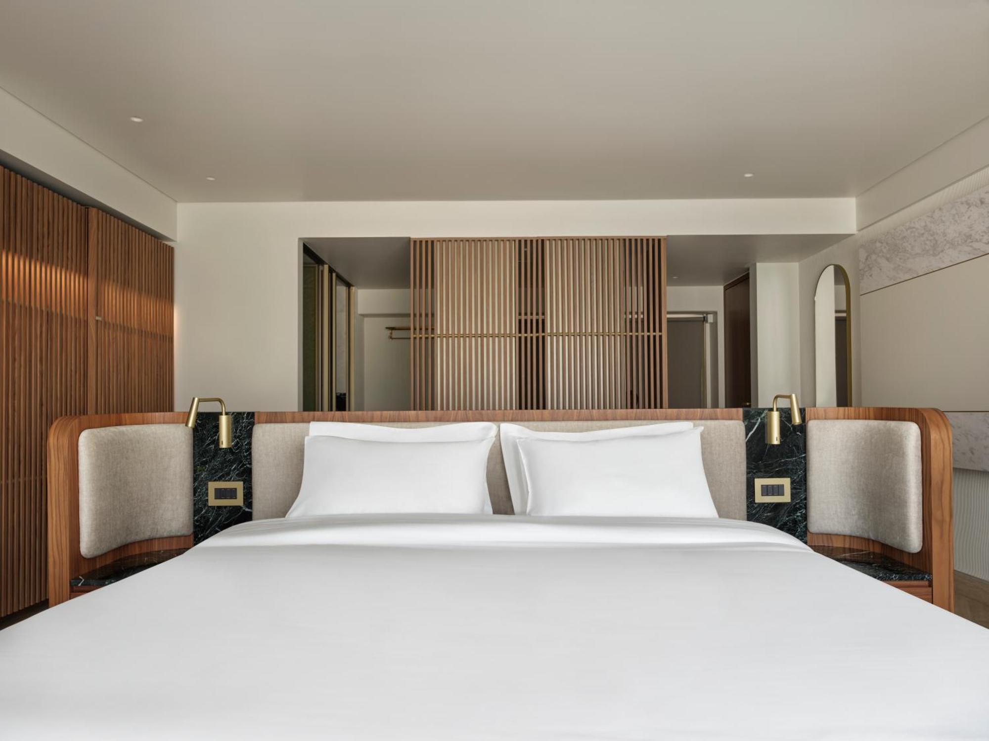 Premium Panorama Suite Balcony & Temple View