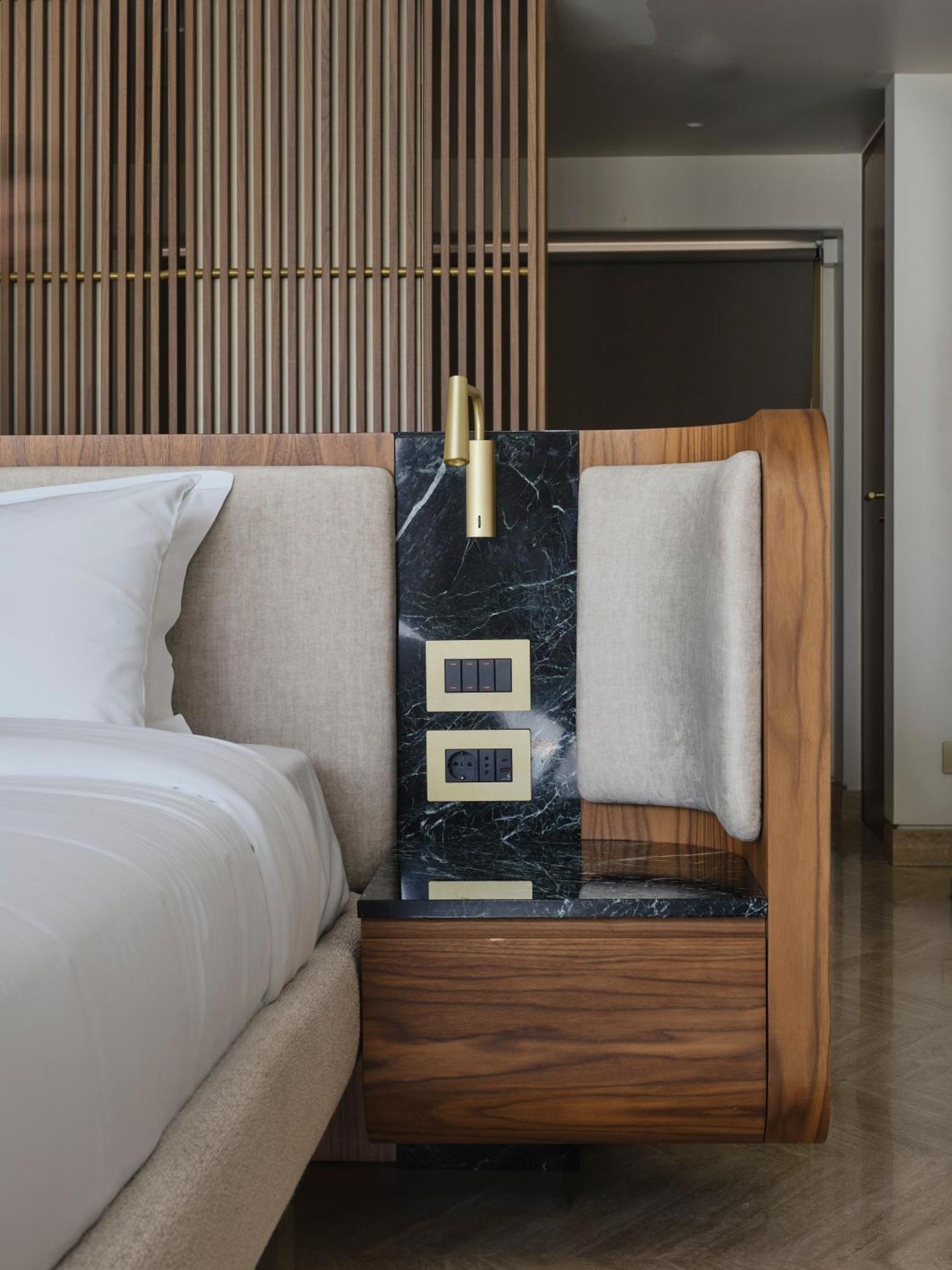 Premium Panorama Suite Balcony & Temple View