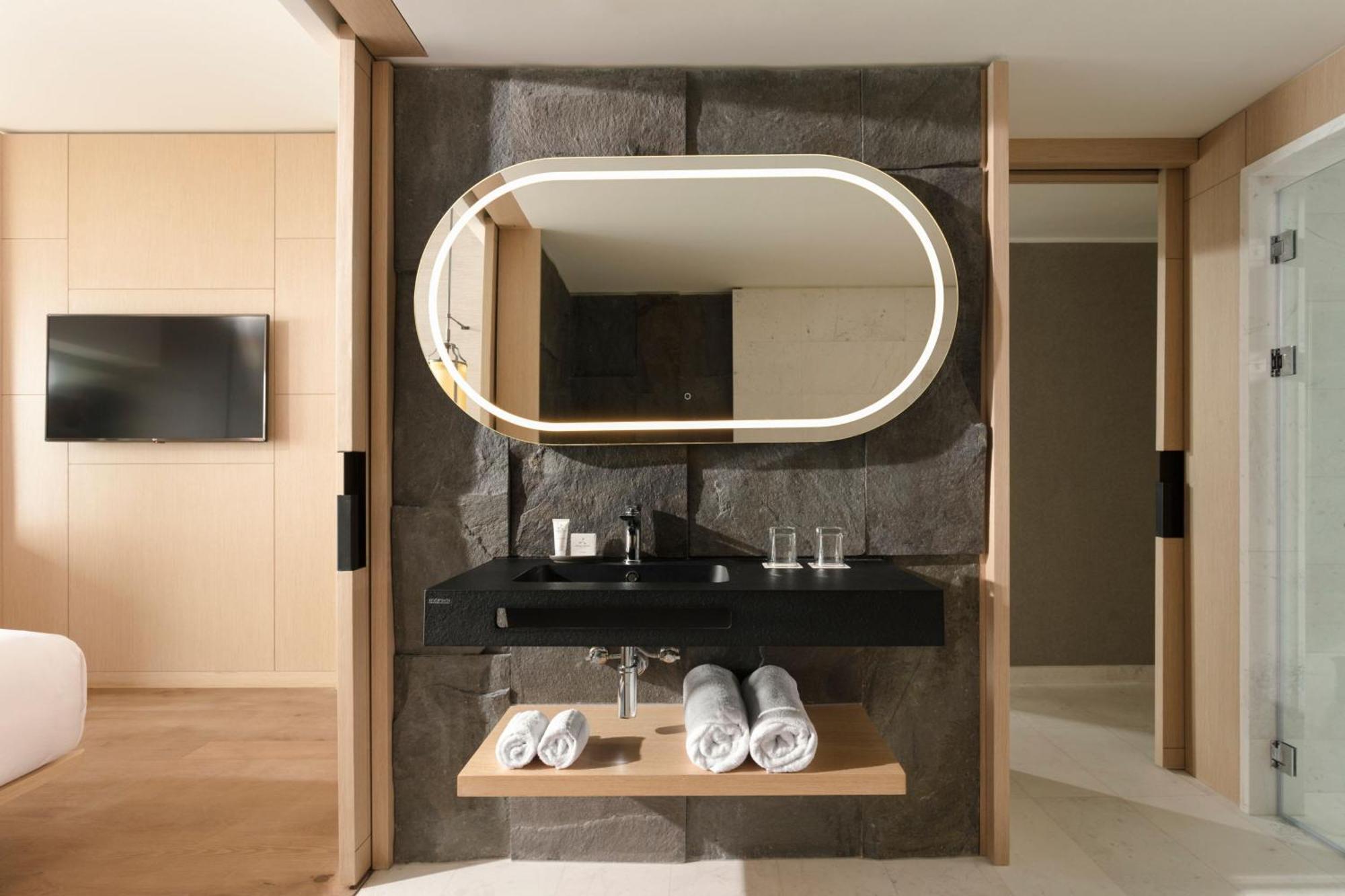 Contemporary Superior King Room Oceanfront
