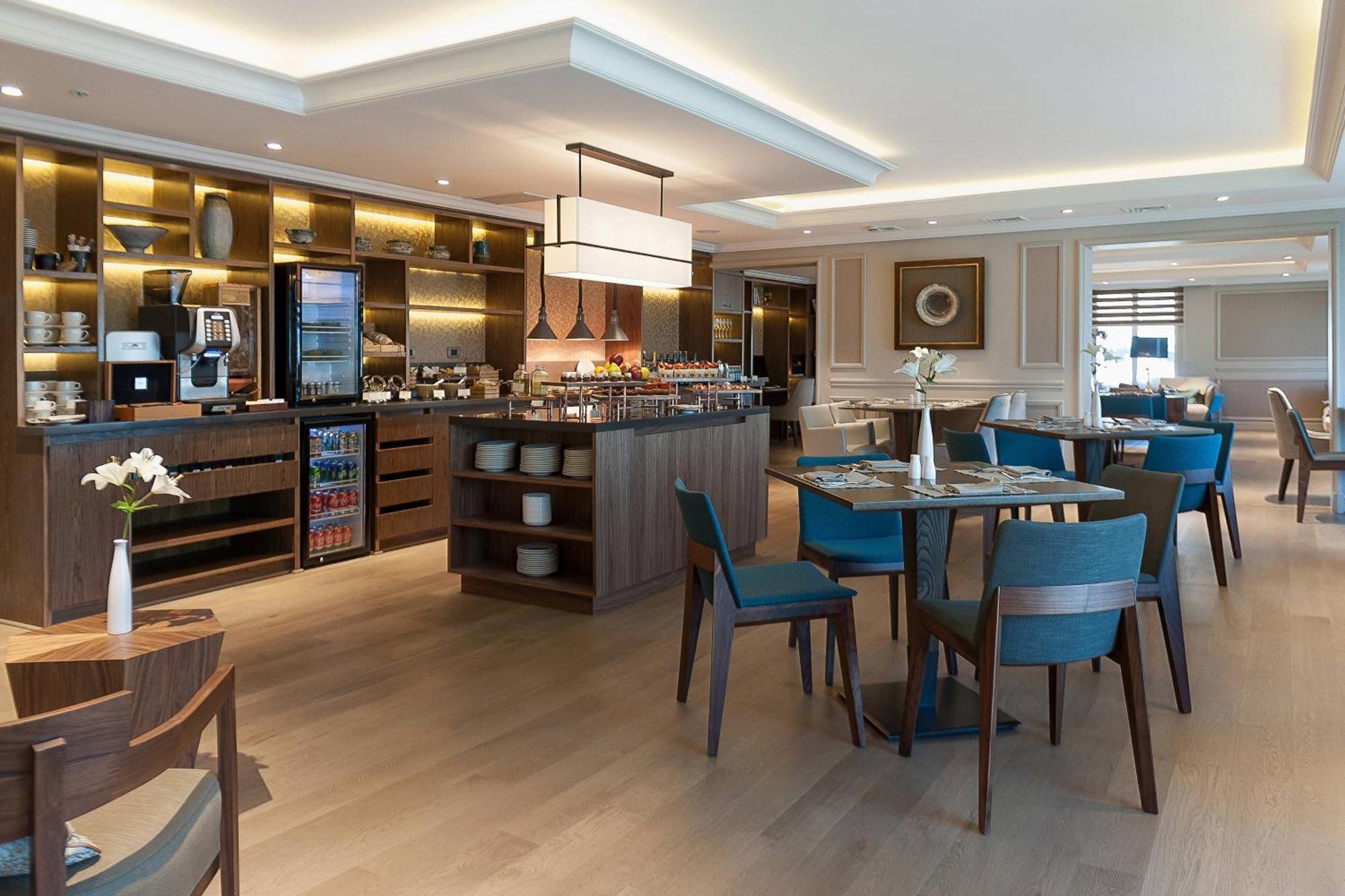 One-Bedroom Executive King Suite Club Lounge Access