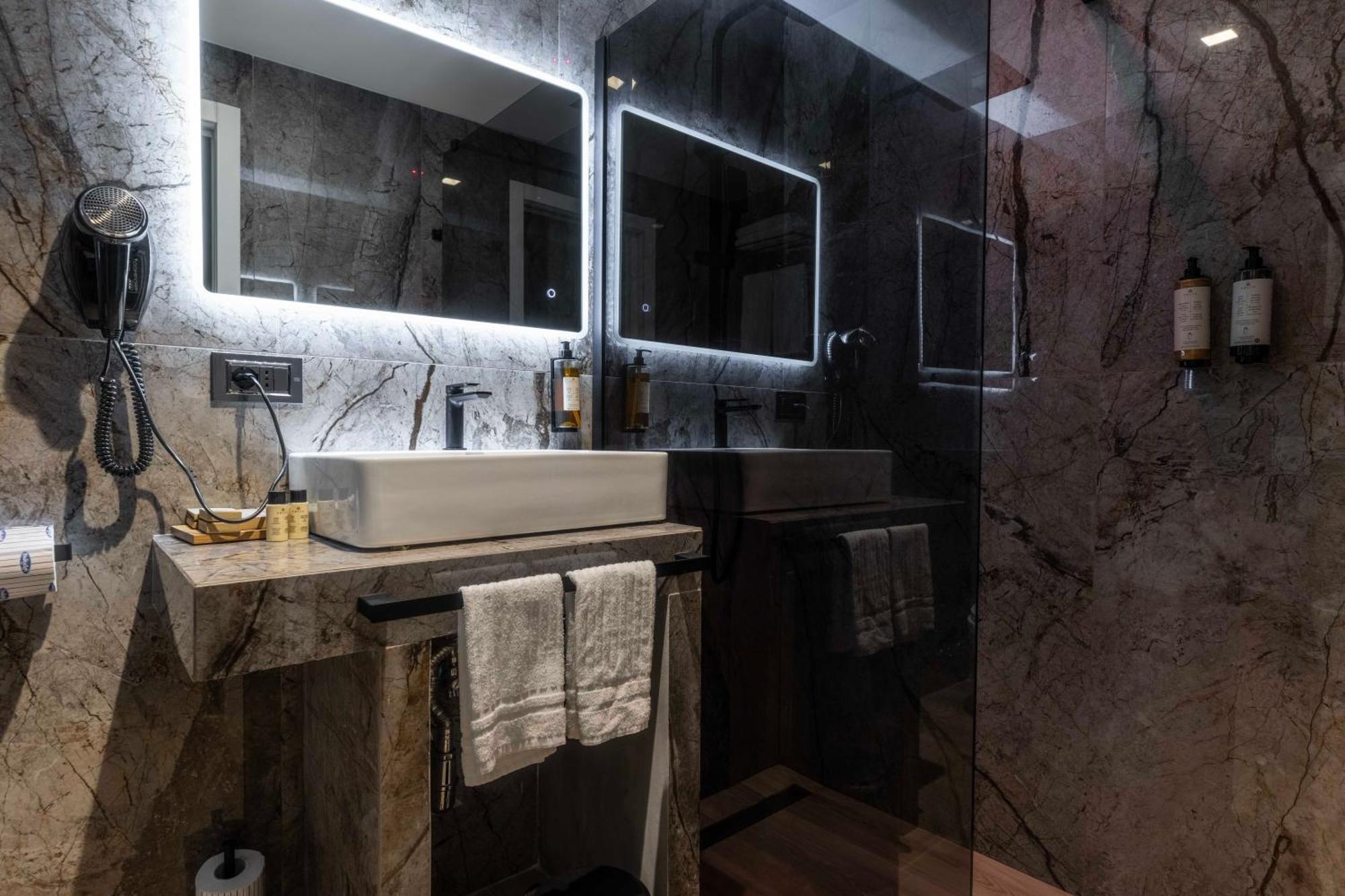 Deluxe Two-Bedroom Apartment