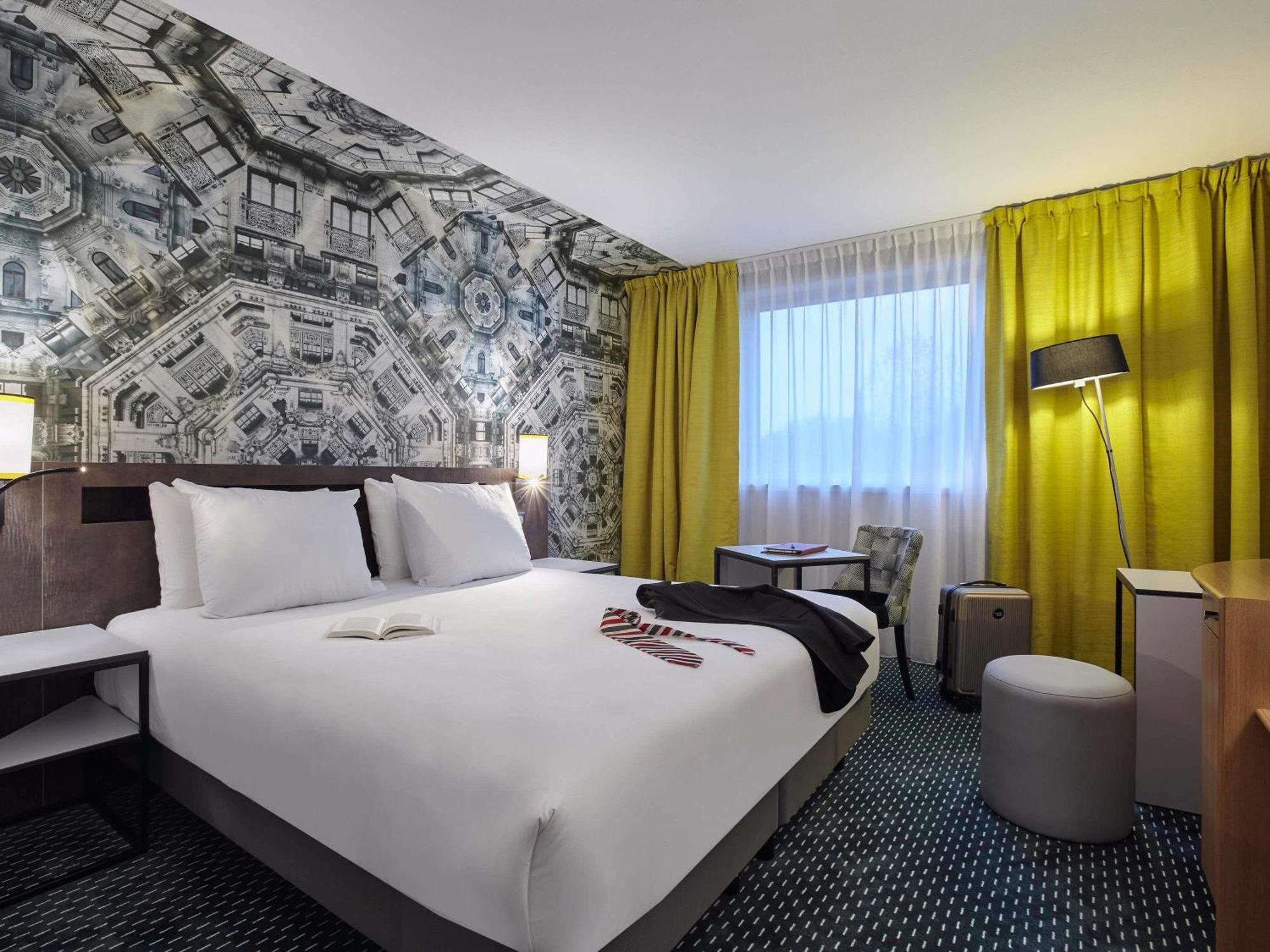 Suite Double Bed Two Single Beds