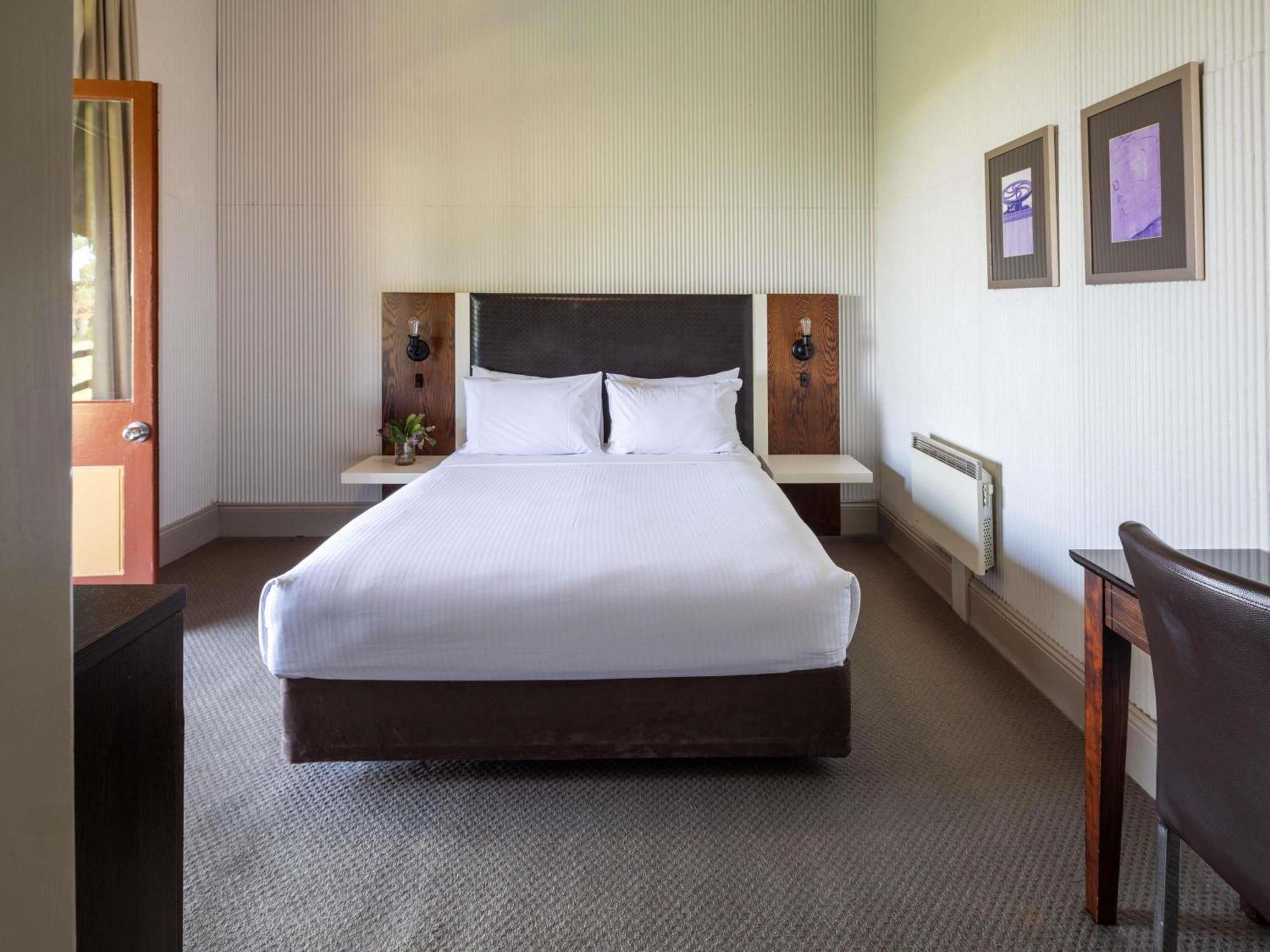 Queen Room with External Private Bathroom