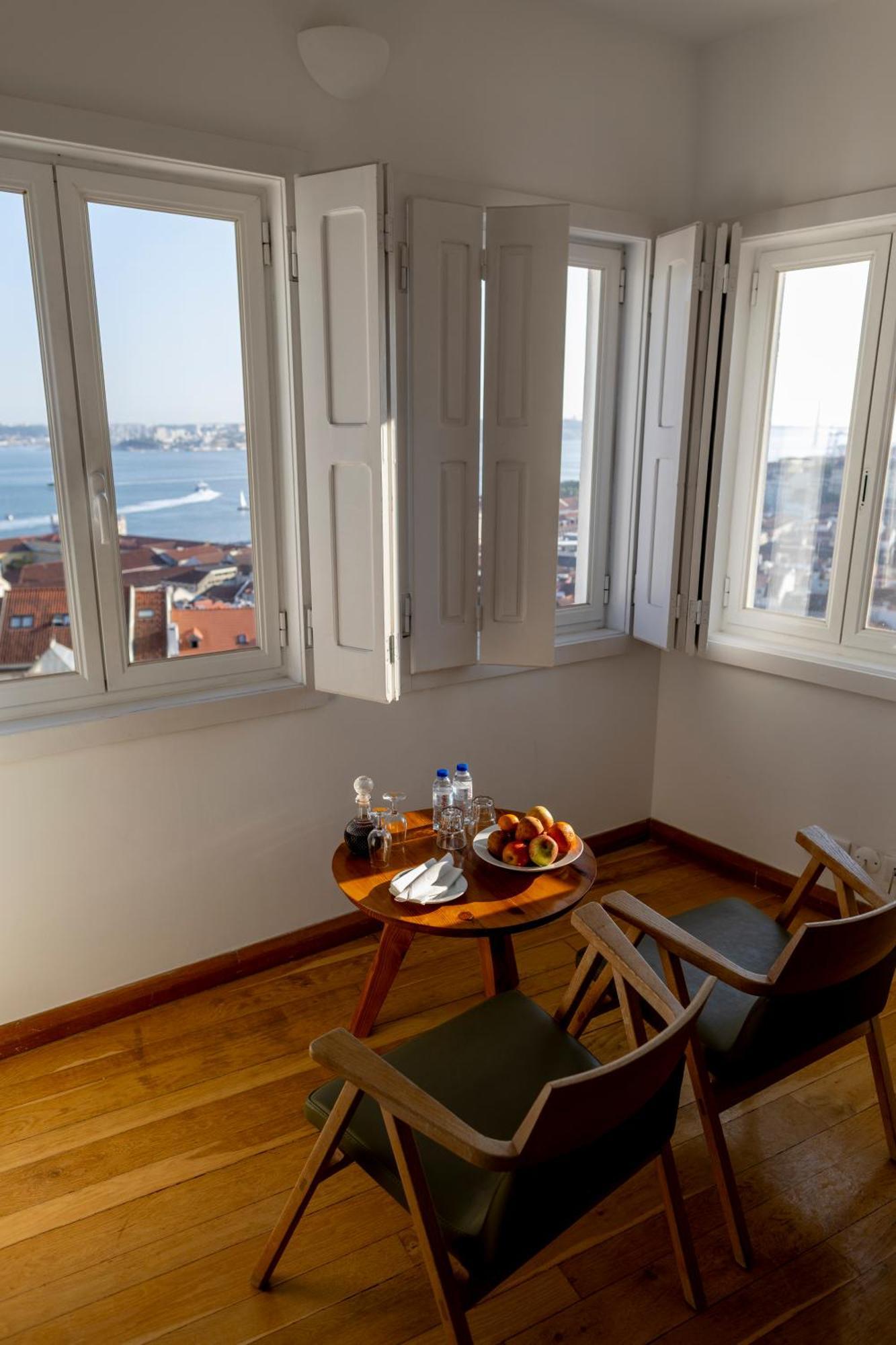 Luxury Suite Panoramic River City View