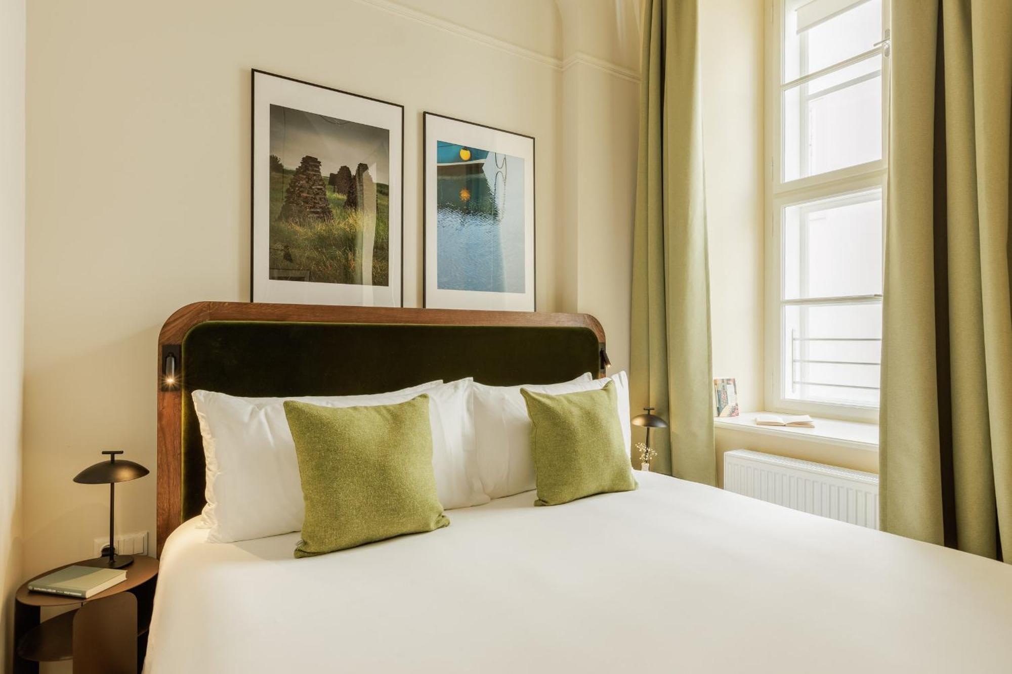 Wilde Superior Bedroom