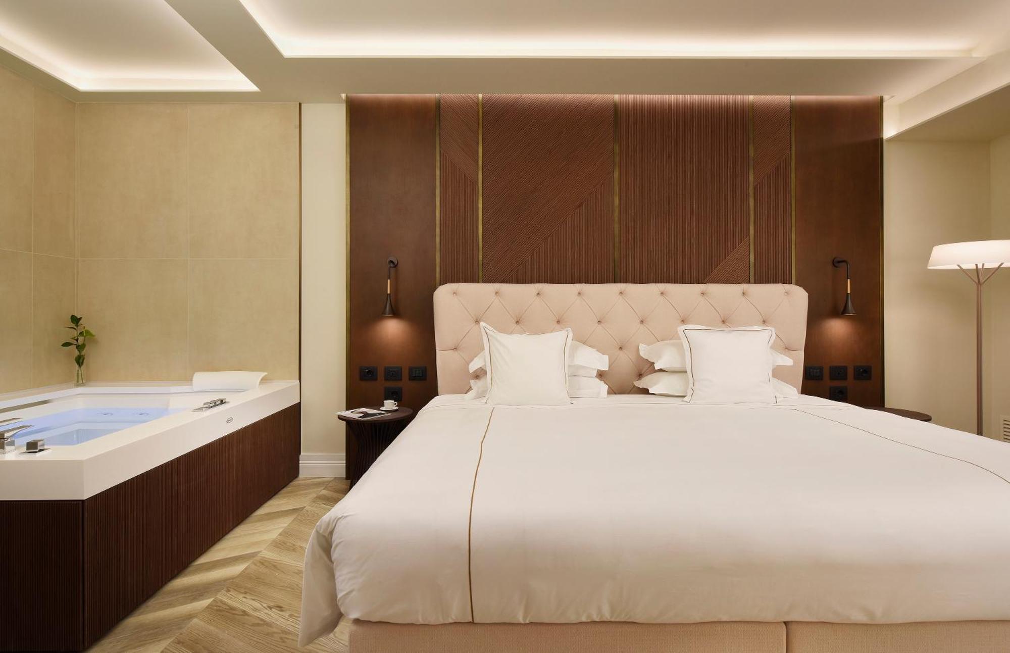 One Bedroom Suite Jacuzzi Balcony & Iconic Panoramic view