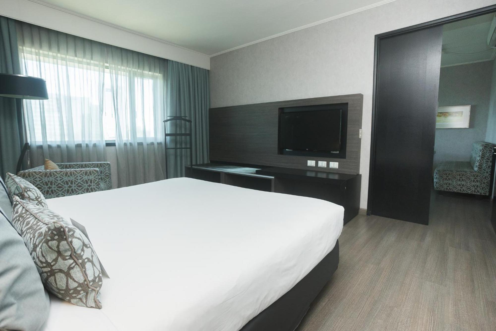 Junior Suite One Queen Bed Sofa Bed