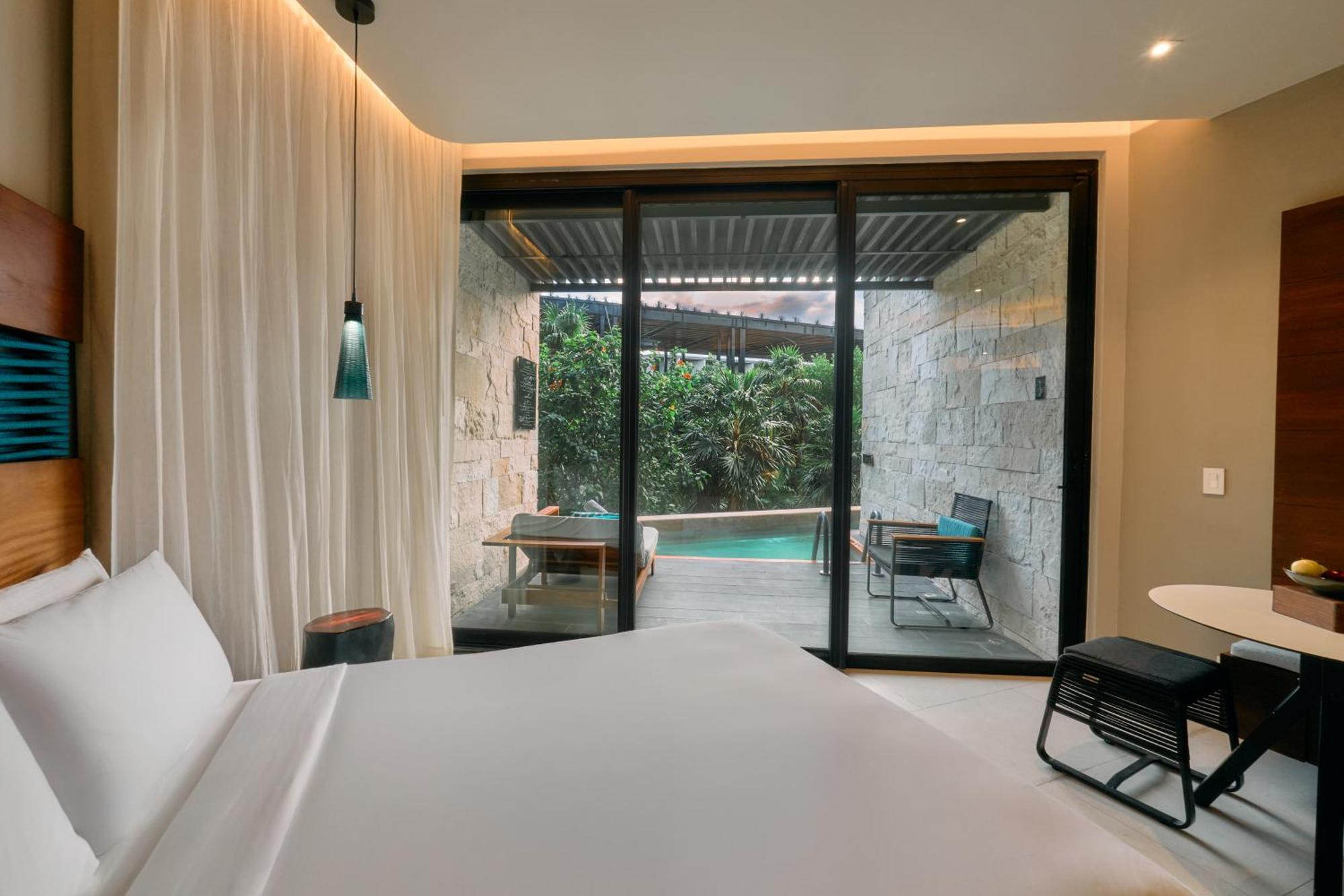 Premium Swim Up 1 King