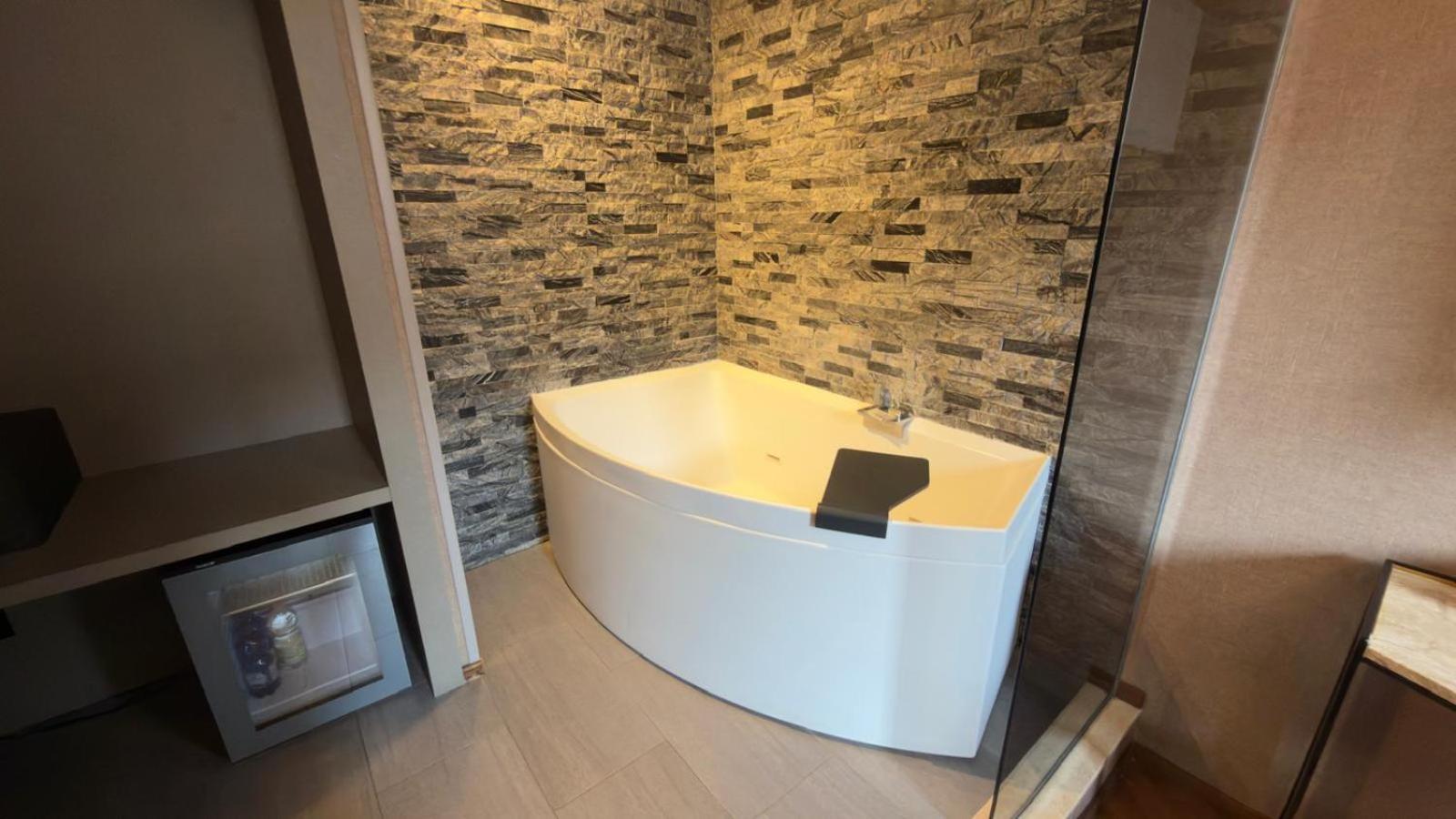 Deluxe Double Room Bath