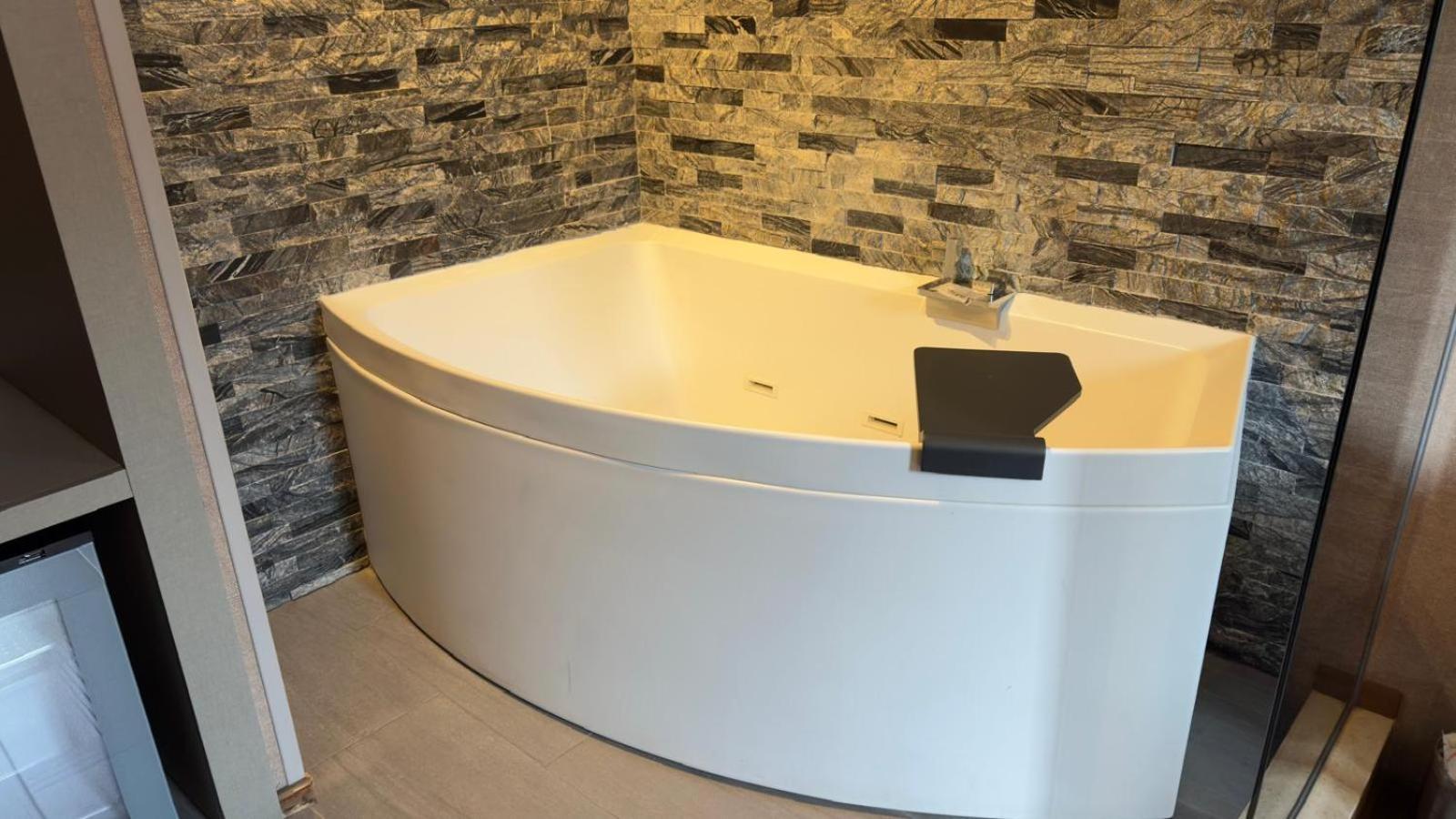 Deluxe Double Room Bath