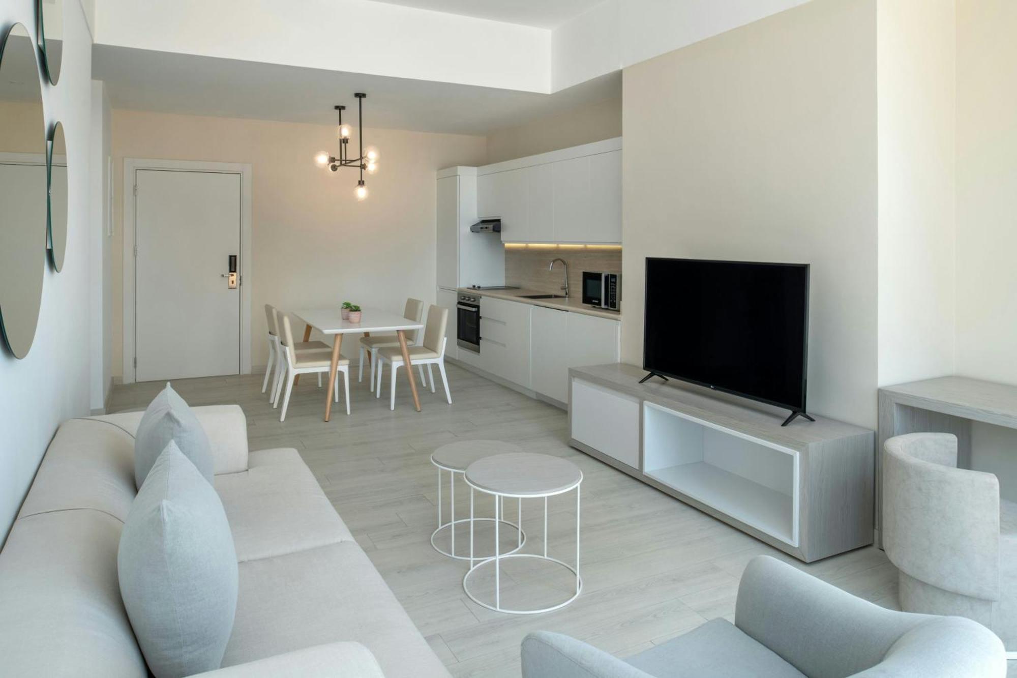 One Bedroom Apartment Partial Sea View Beach Access