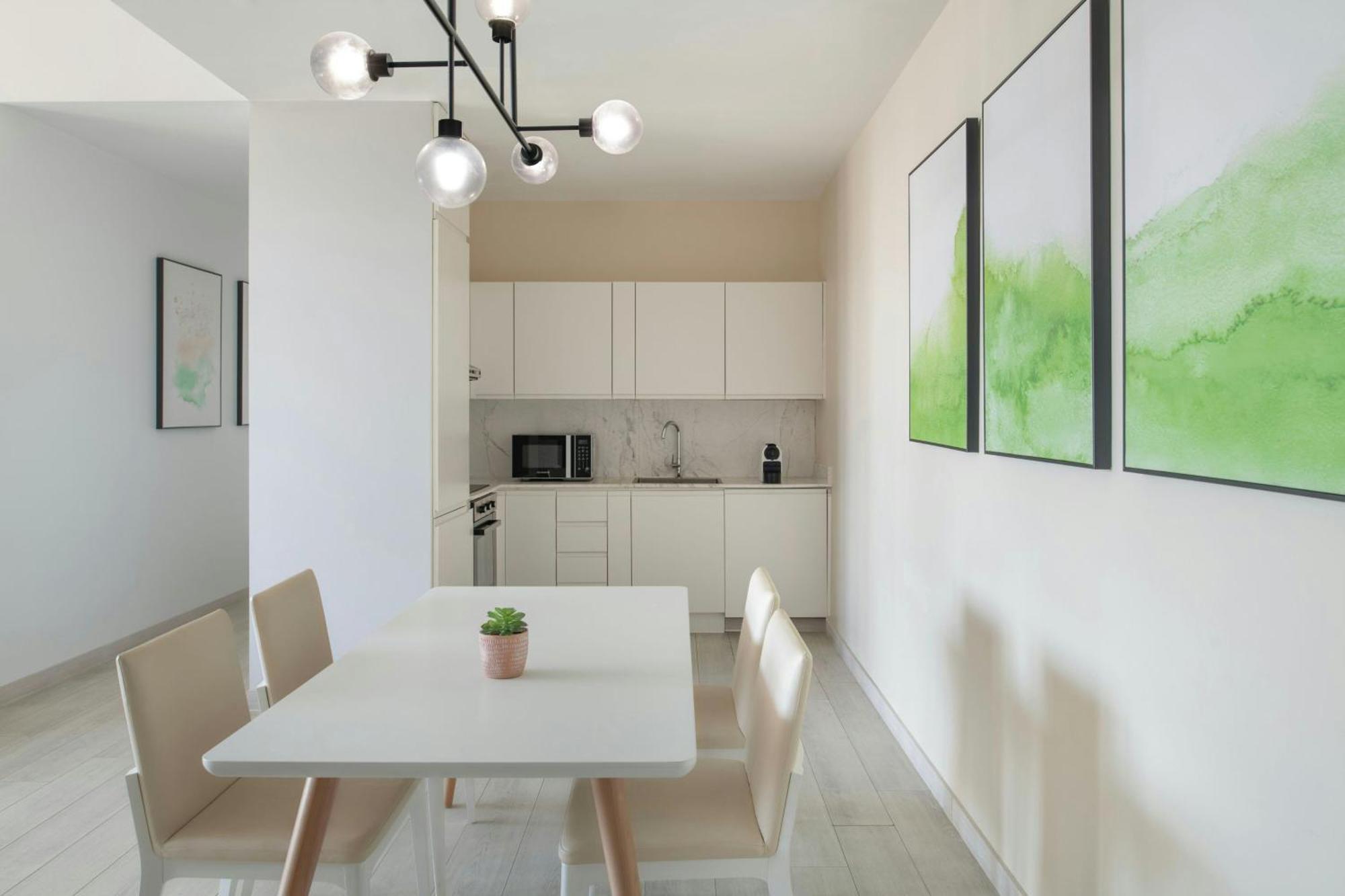 Larger Two Bedroom Apartment 1 King 1 Queen Partial Sea View Beach Access