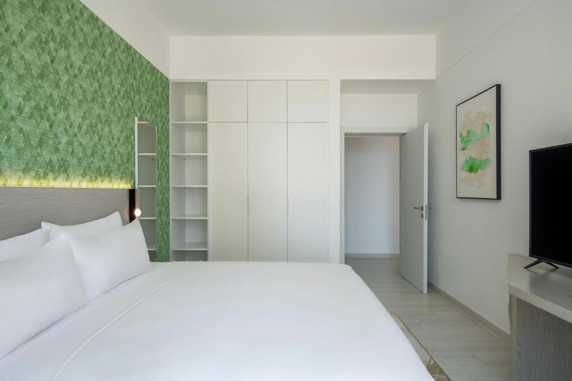 One Bedroom Apartment Partial Sea View Beach Access