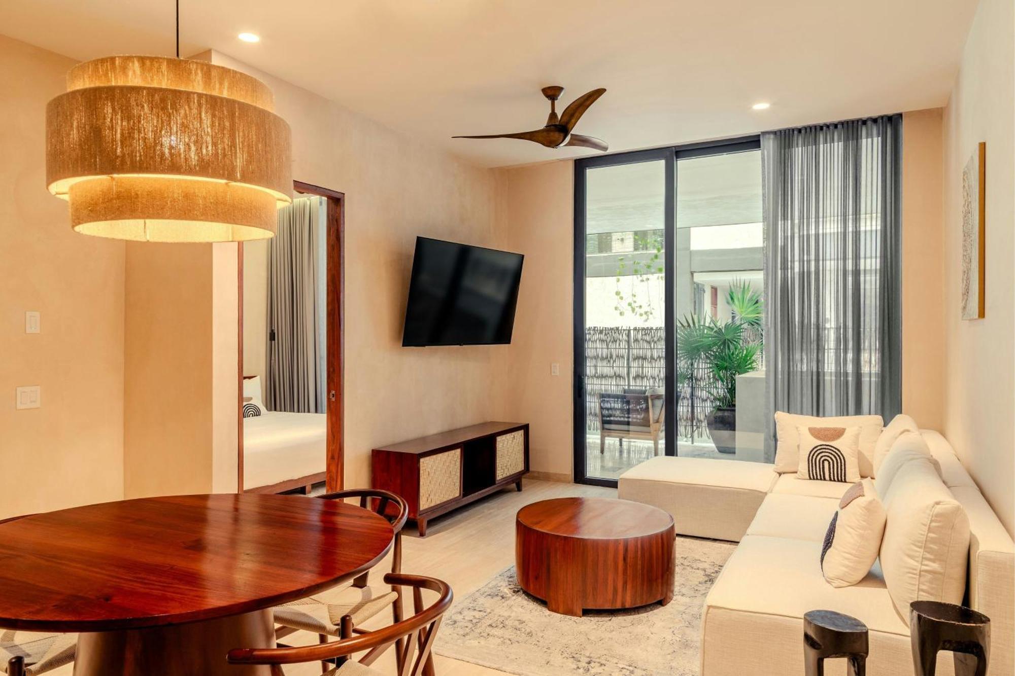 Luxury one bedroom apartment 1 king bed & plunge pool