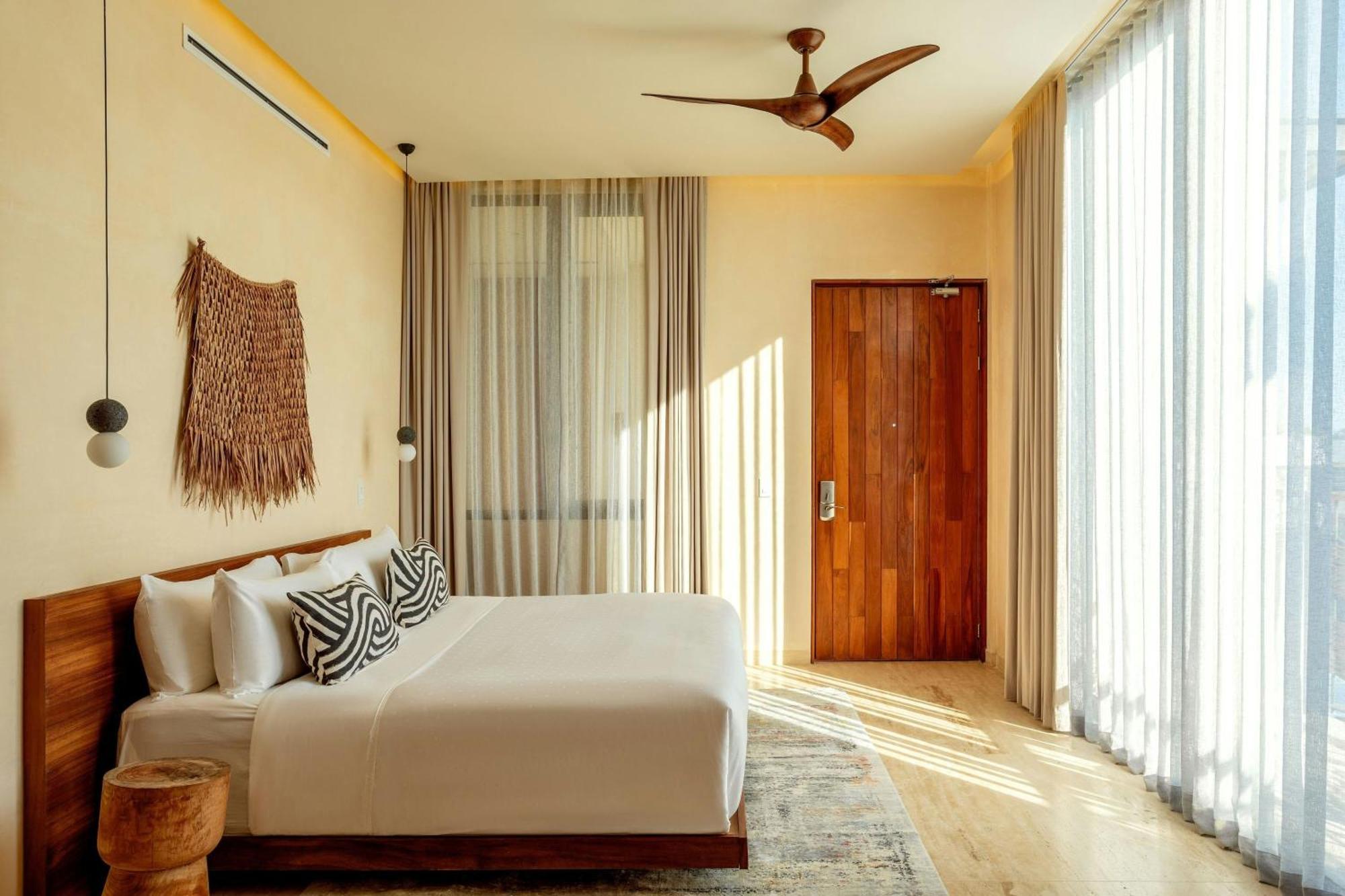 Deluxe bloom room 1 king bed