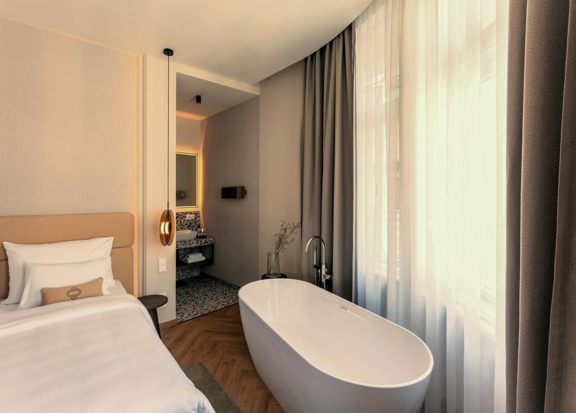 Deluxe Double Room Bath Premium