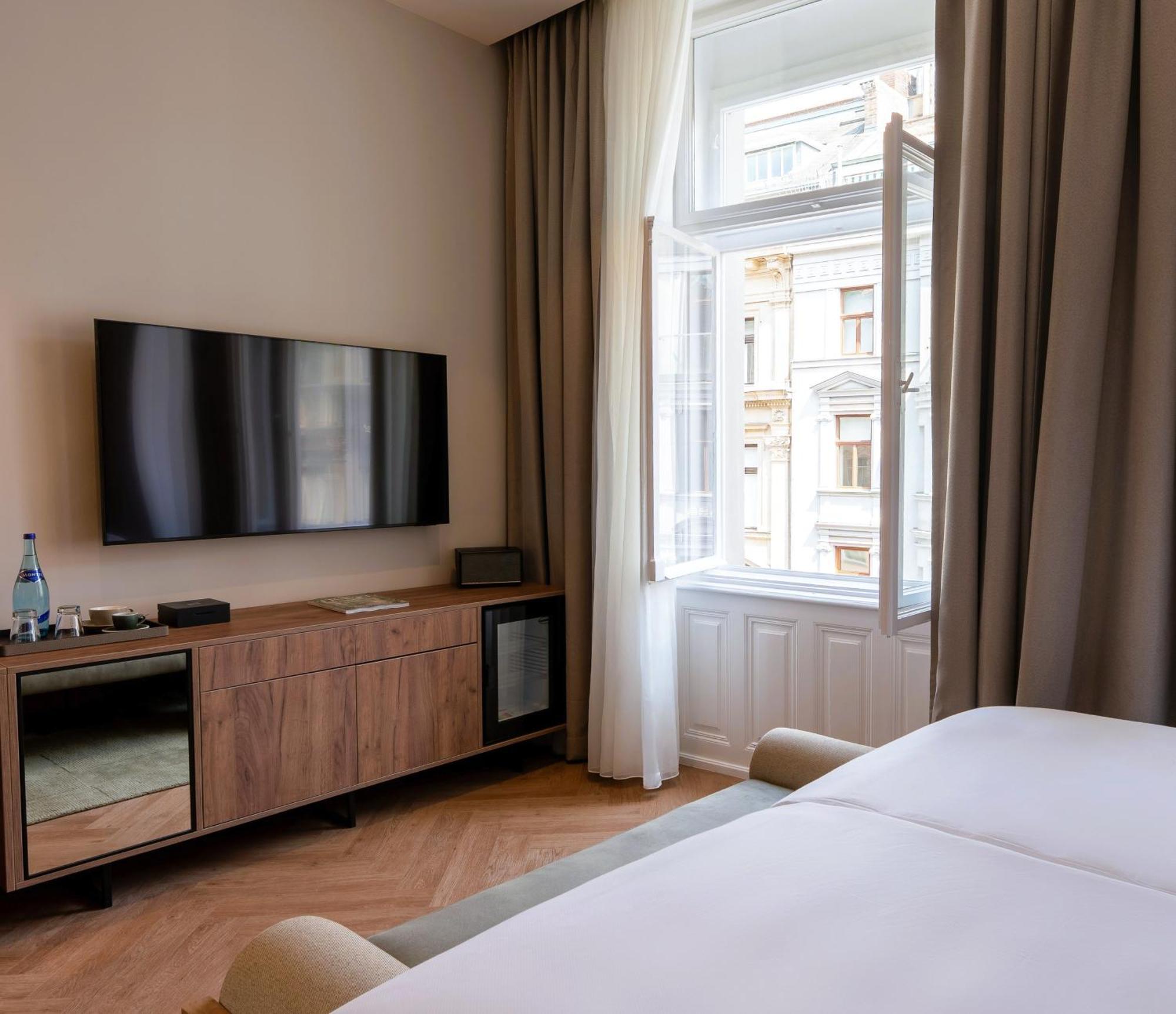 Deluxe Double or Twin Room City View Signature View
