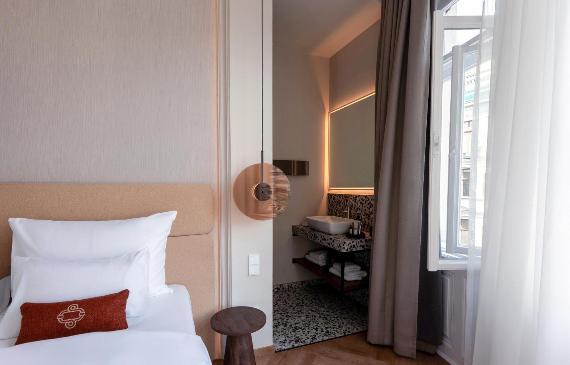 Deluxe Double or Twin Room City View Signature View