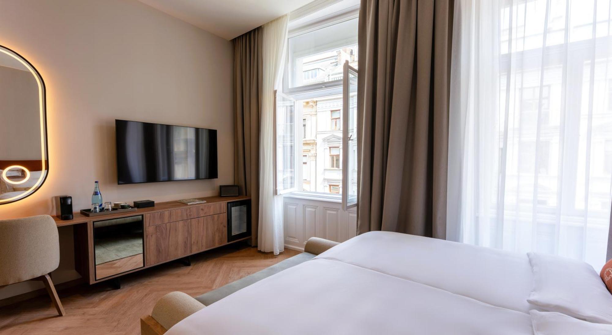 Deluxe Double or Twin Room City View Signature View