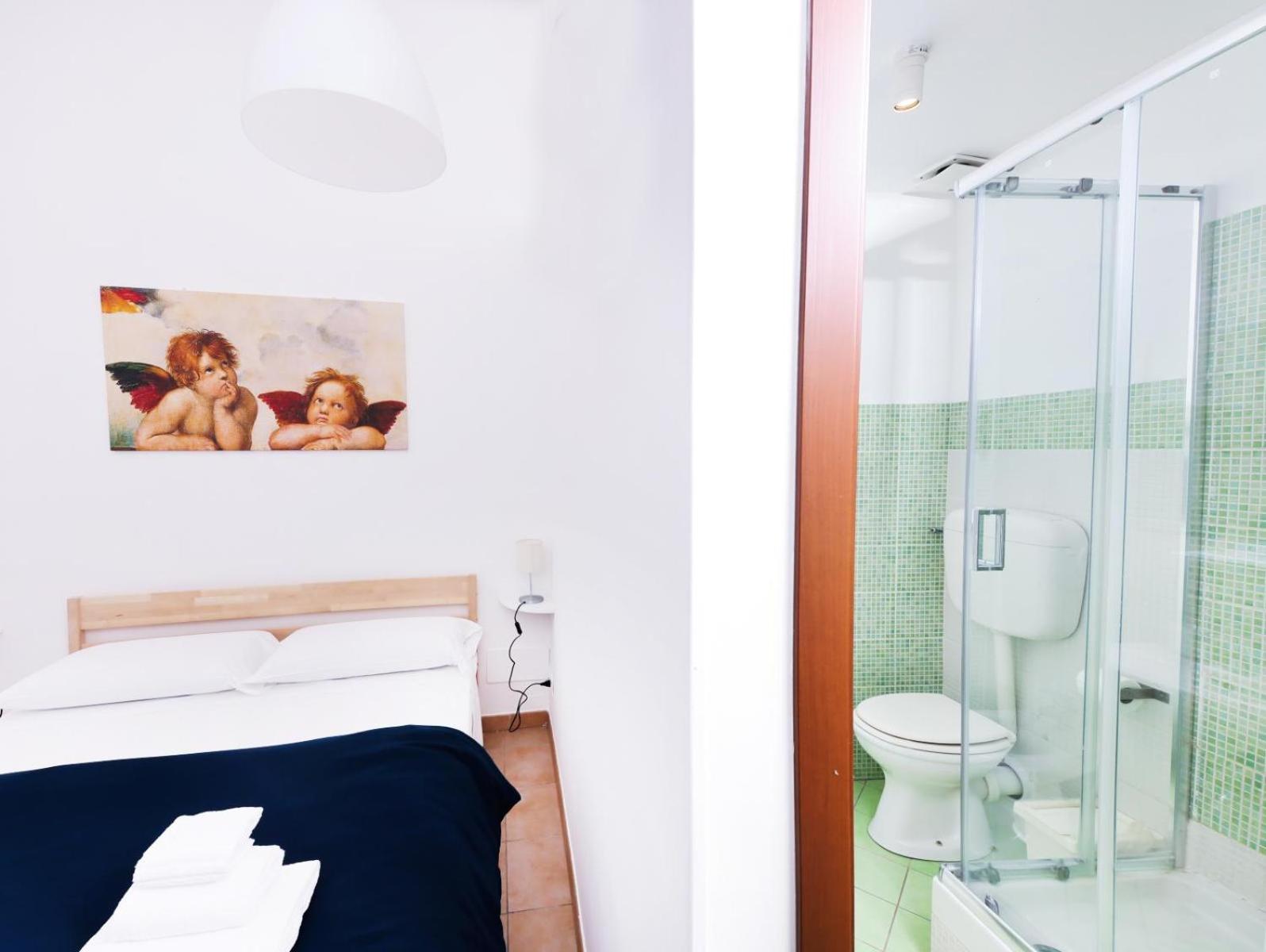 Deluxe Double Room Shower