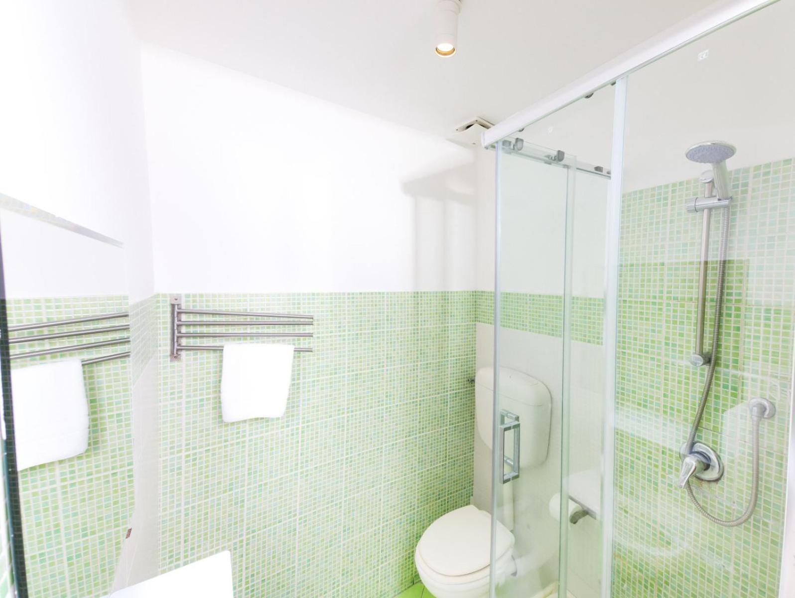 Deluxe Double Room Shower