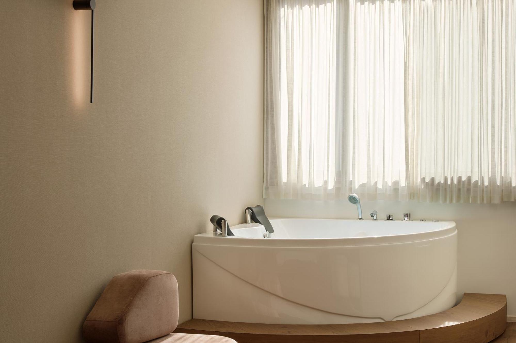 Deluxe Suite indoor Spa Bath