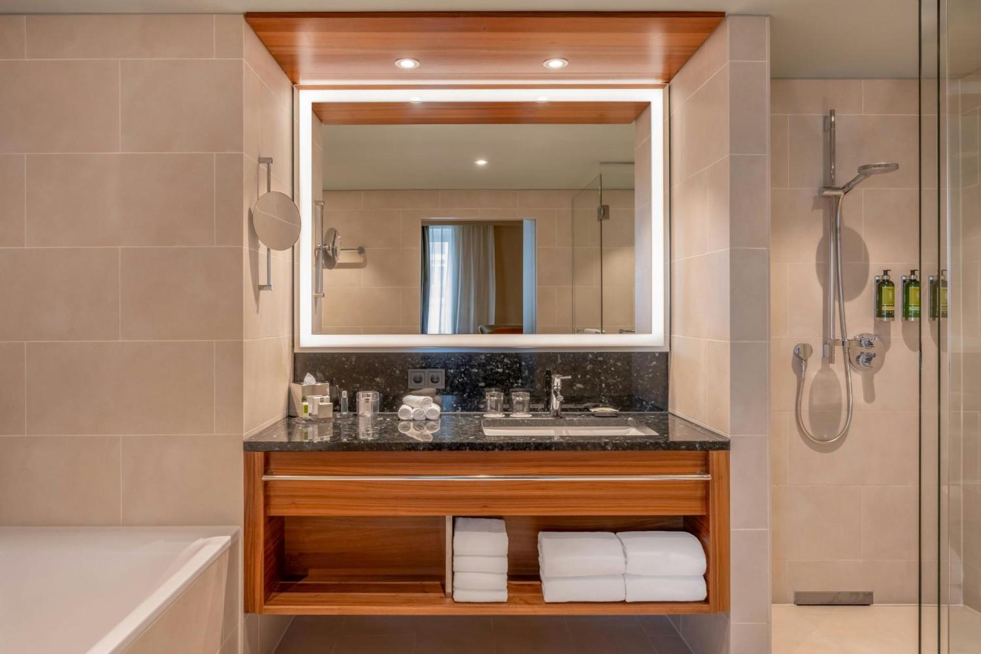 Executive Suite M Club lounge access