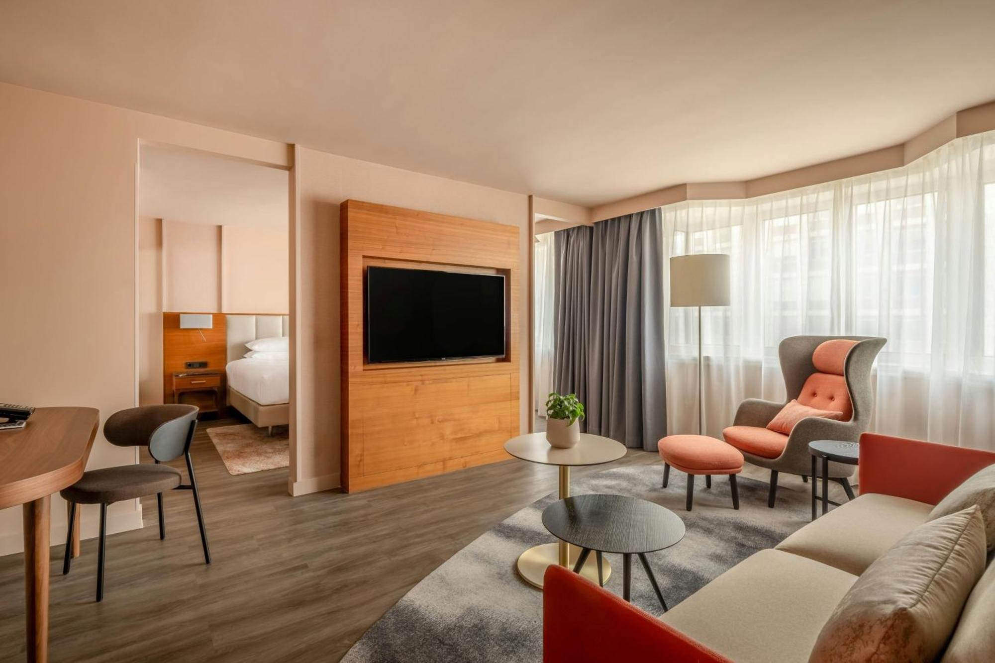 Executive Suite M Club lounge access