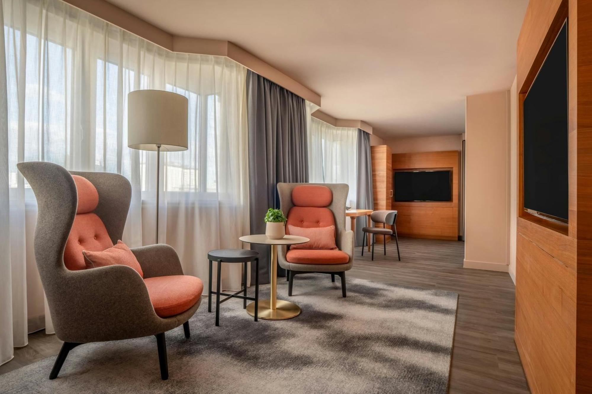 Executive Suite M Club lounge access