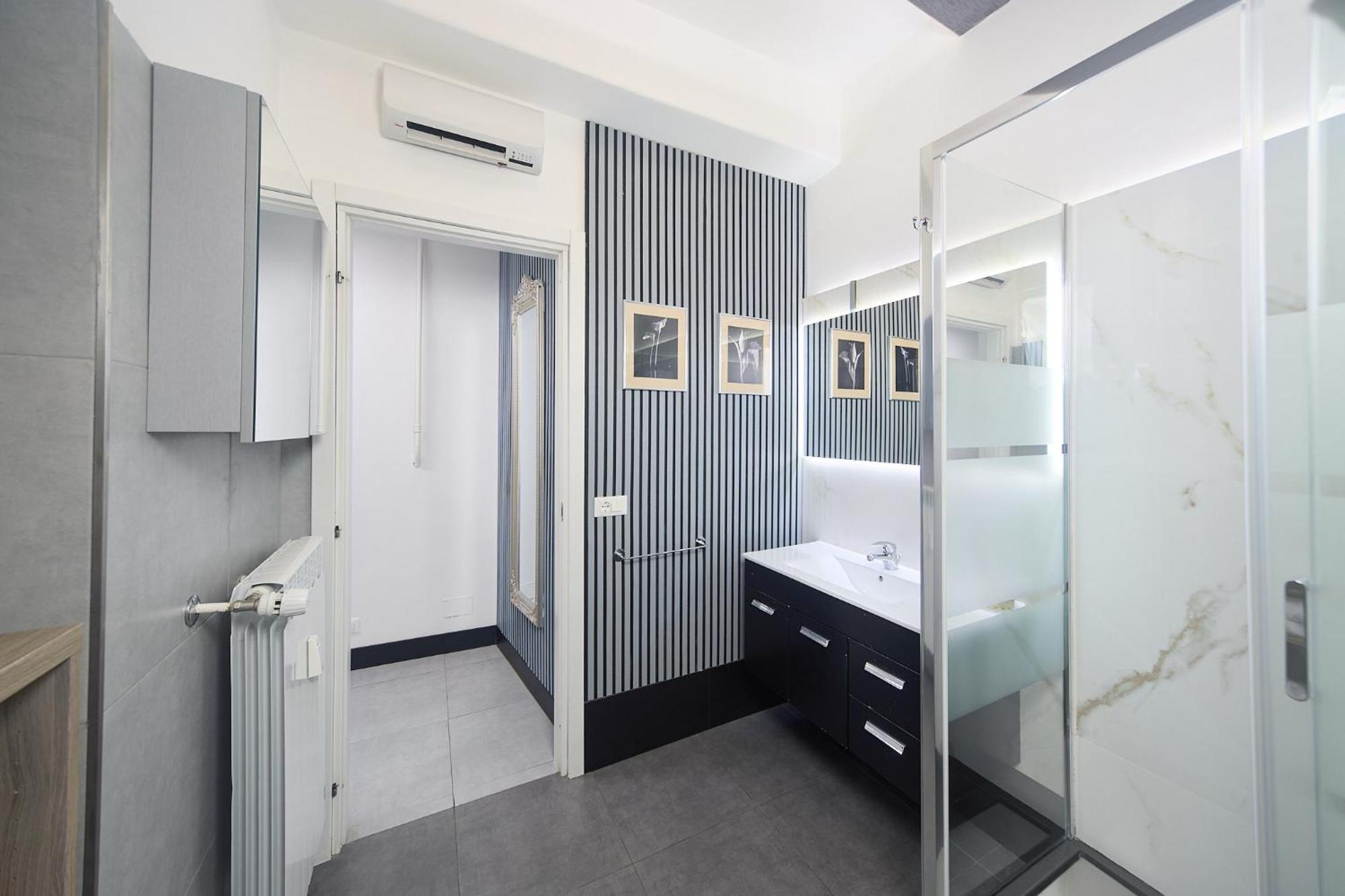 Deluxe Double Room Shower