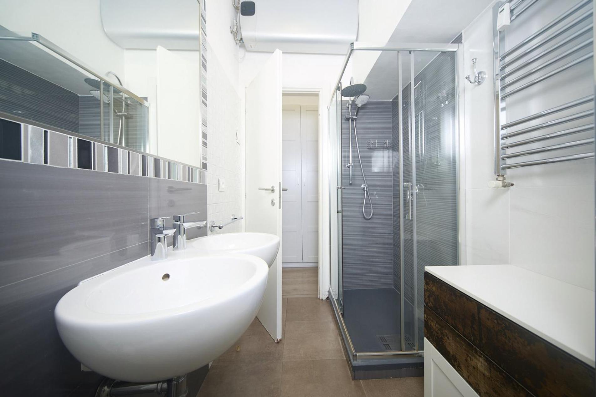 Deluxe Double Room Shower