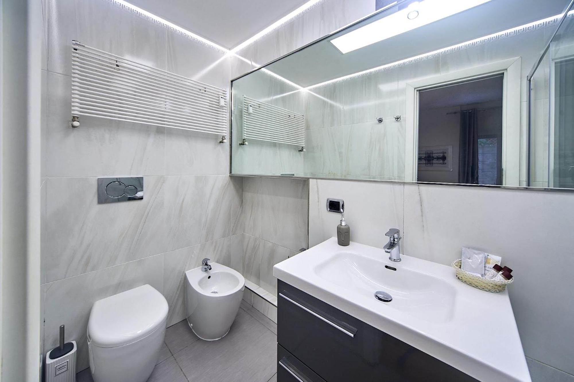 Deluxe Double Room Shower