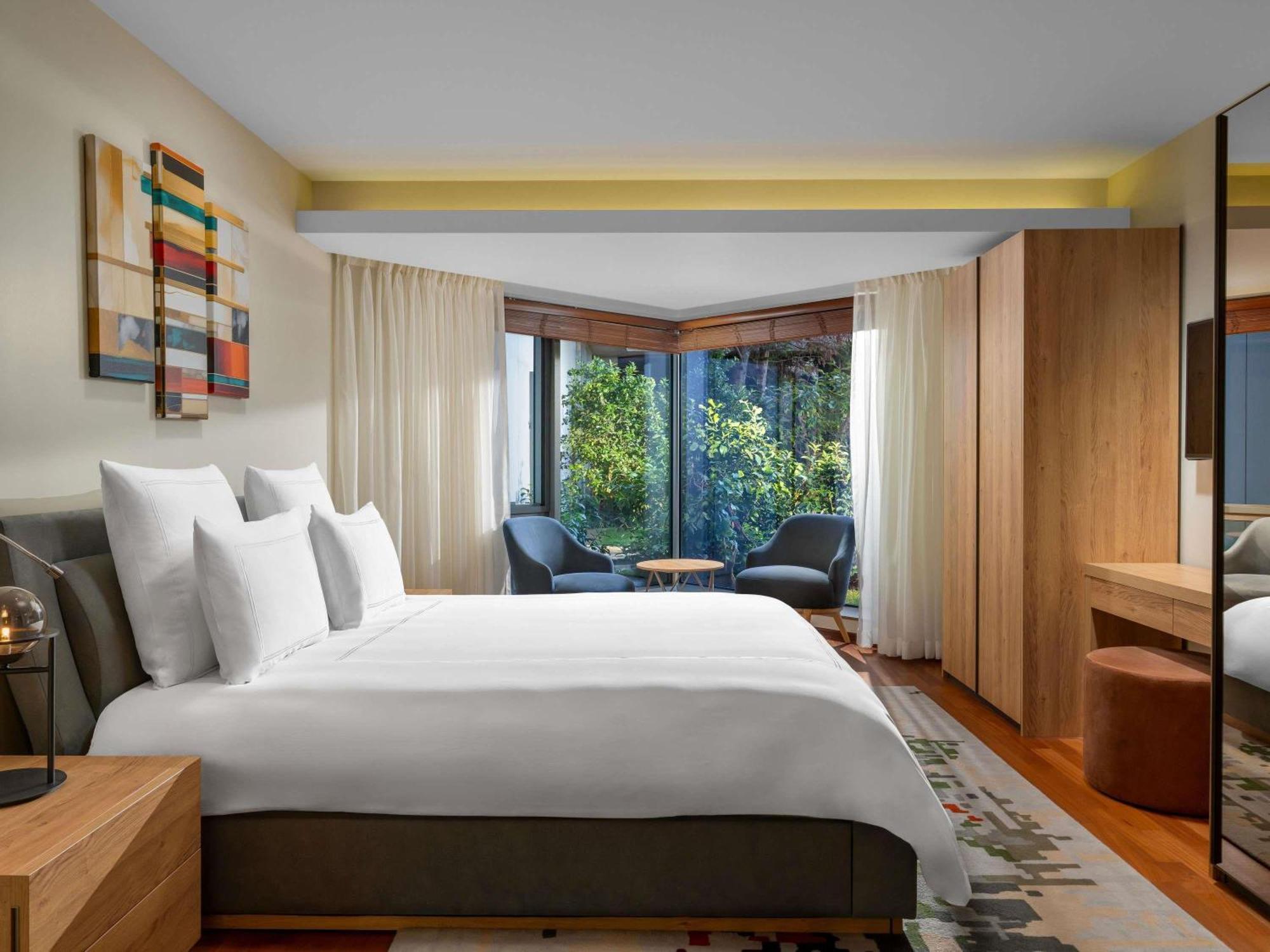 Deluxe Family Suite - Pool Side