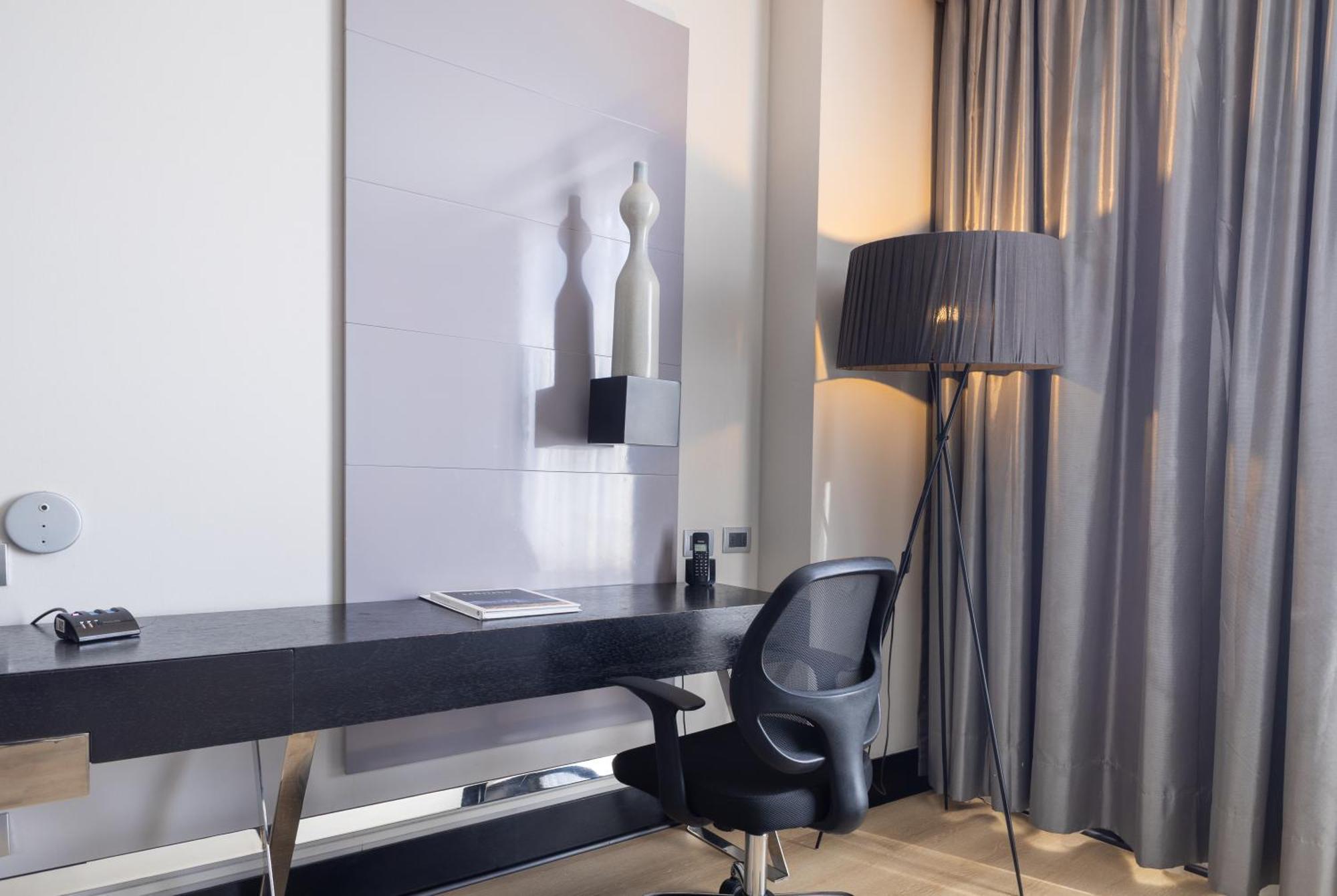Junior King Suite Jetted Tub Non-Smoking