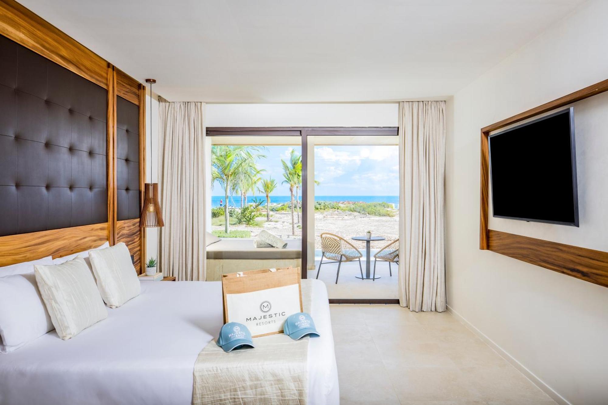 Mirage Club Swim Up Suite Oceanfront Outdoor Jacuzzi 18