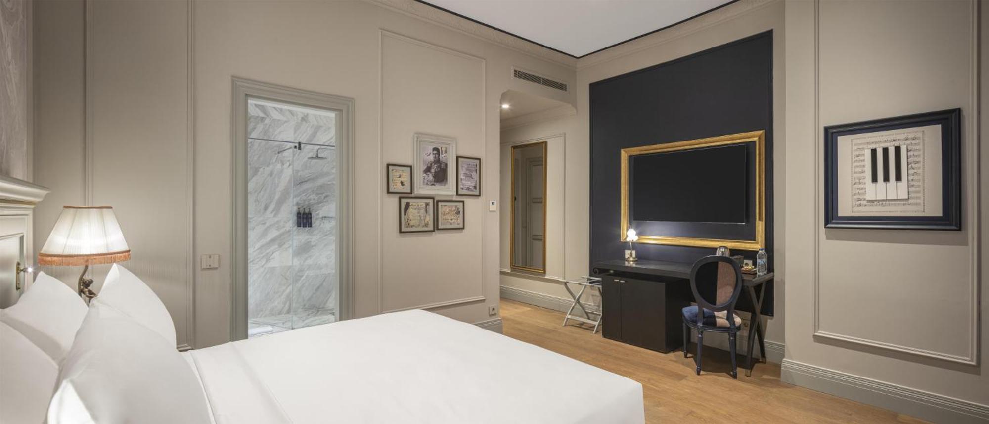 Deluxe King Room with City View