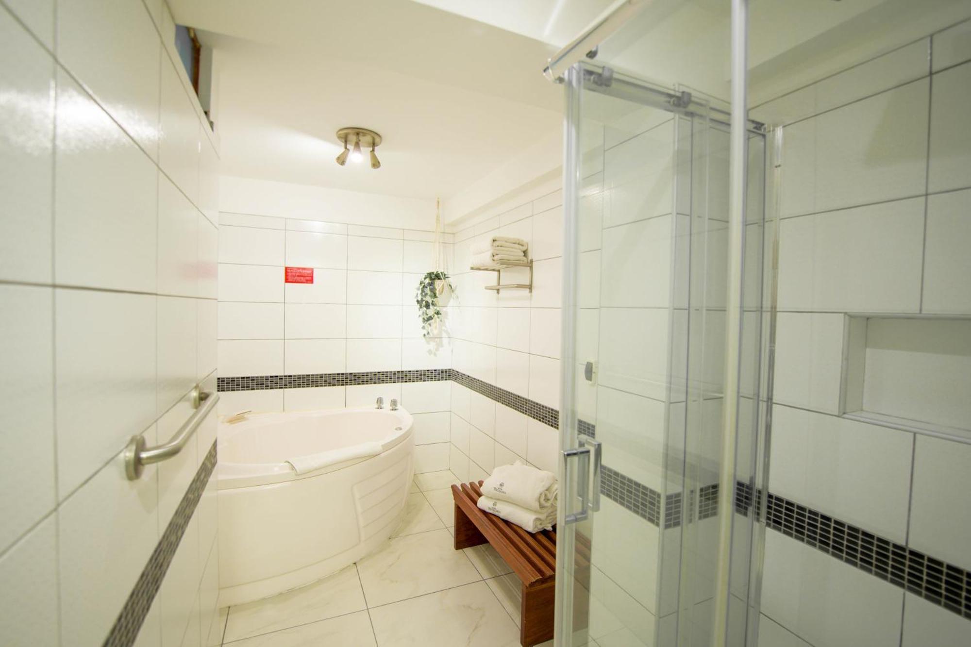 Executive Suite Jacuzzi