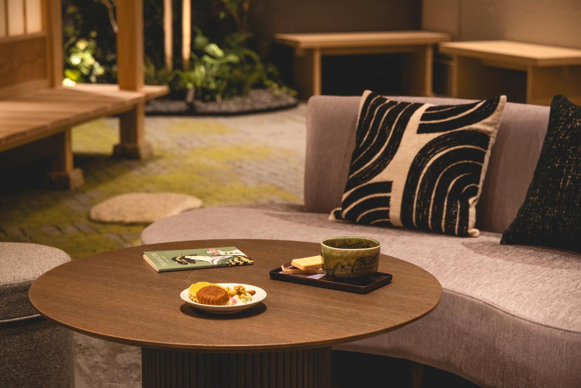 Triple Non smoking Renewal Floor Lounge Access