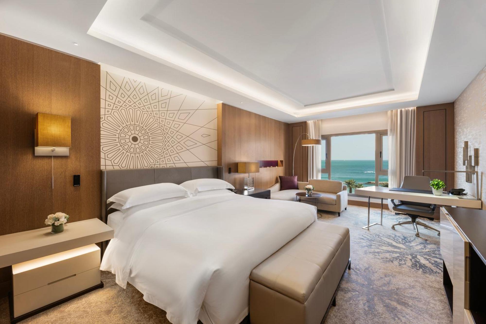 Classic King Room with Sea View and Club Lounge Access