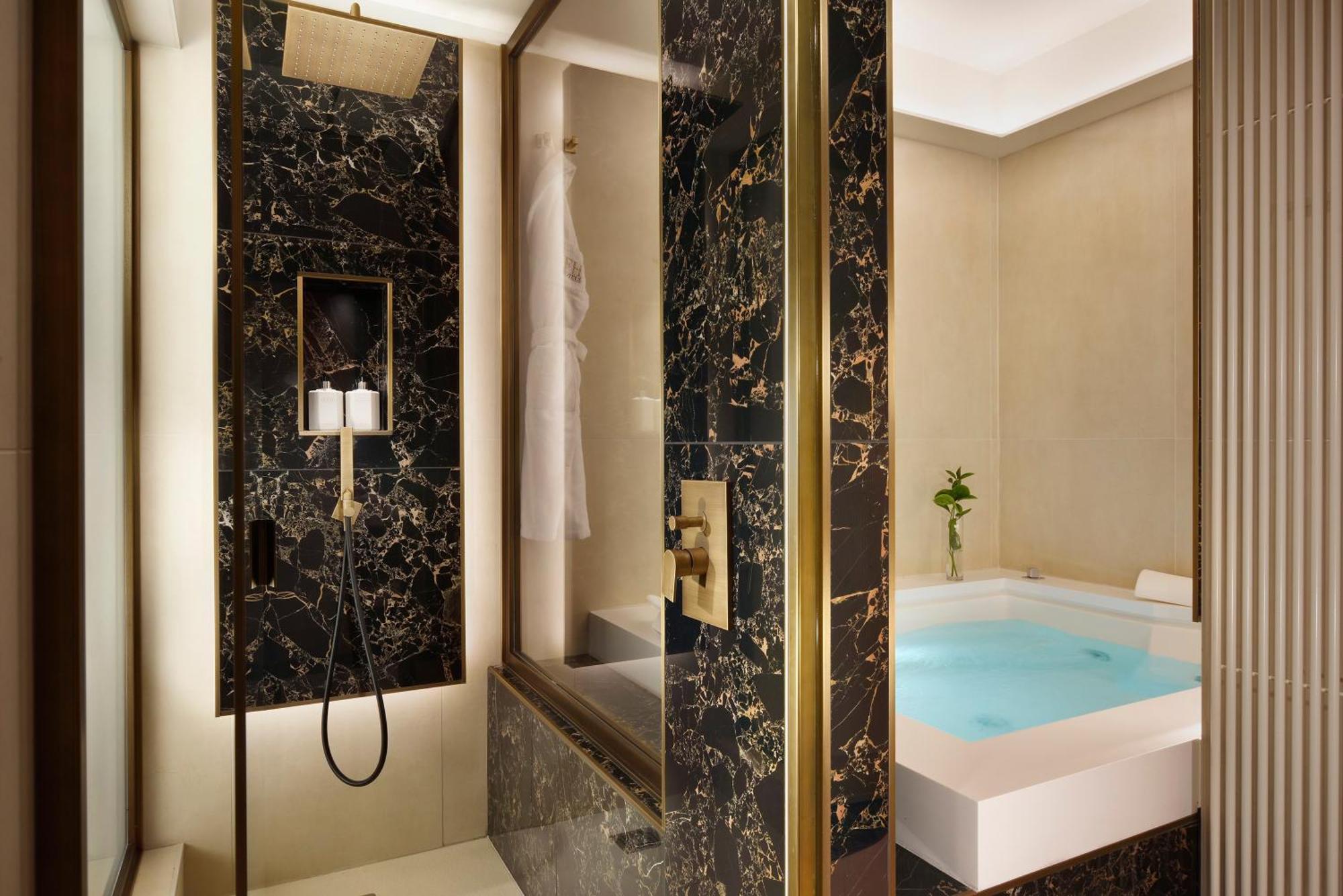One Bedroom Suite Jacuzzi Balcony & Panoramic view