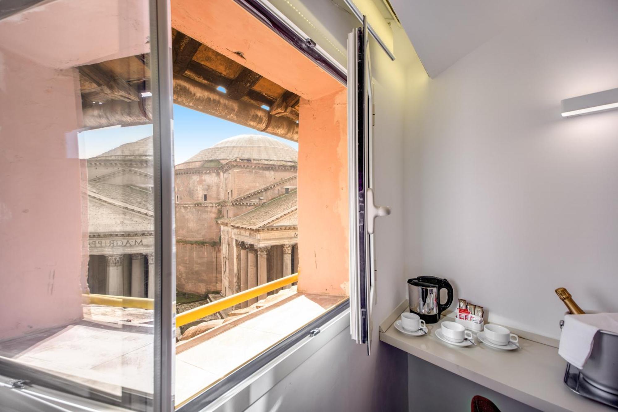 Junior Suite Pantheon View on the 5th floor