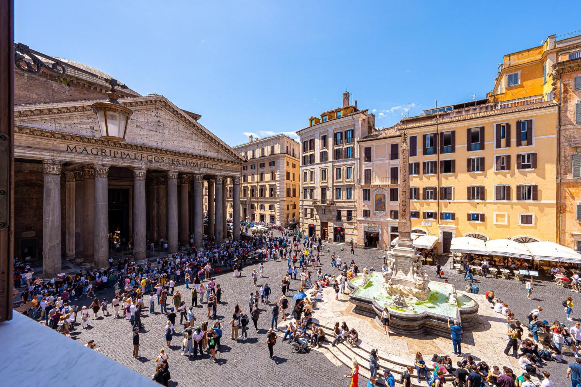 Corner room Pantheon Fountain View