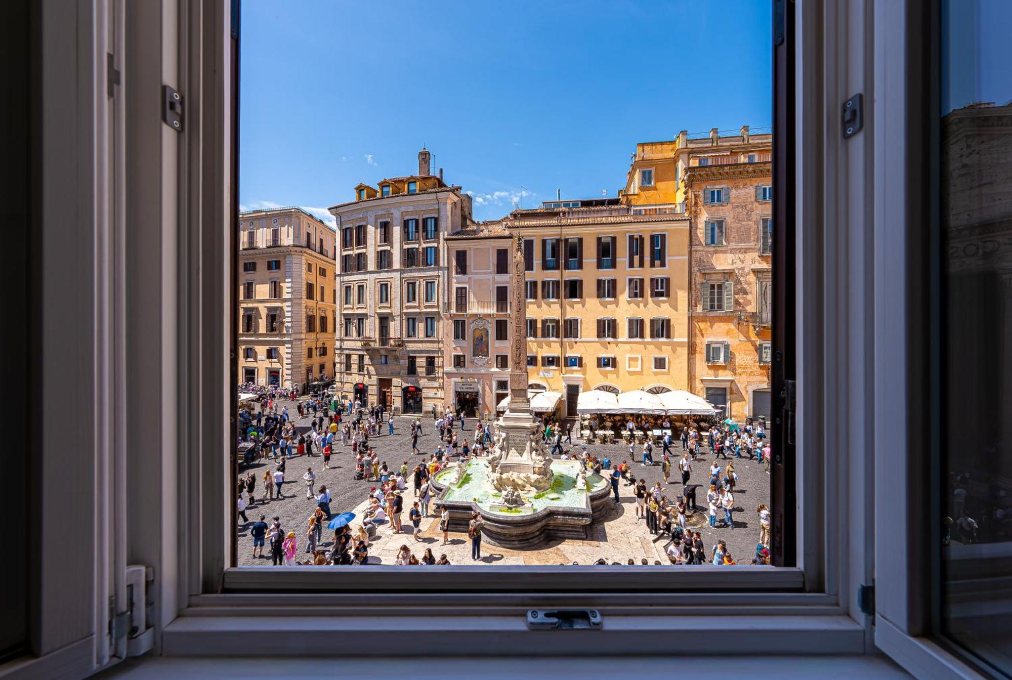 Corner room Pantheon Fountain View