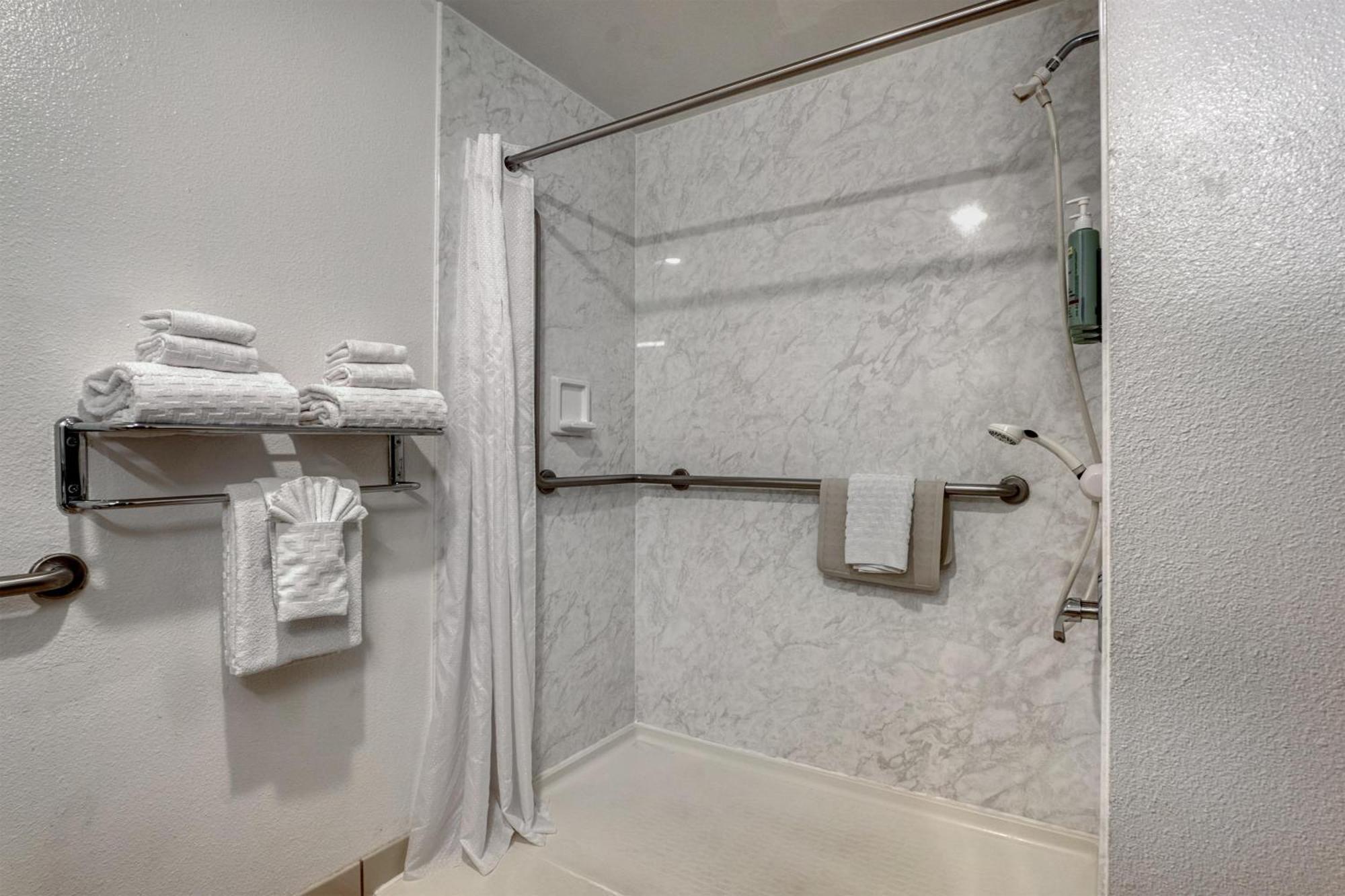 Queen Room with Walk-In Shower - Disability Access