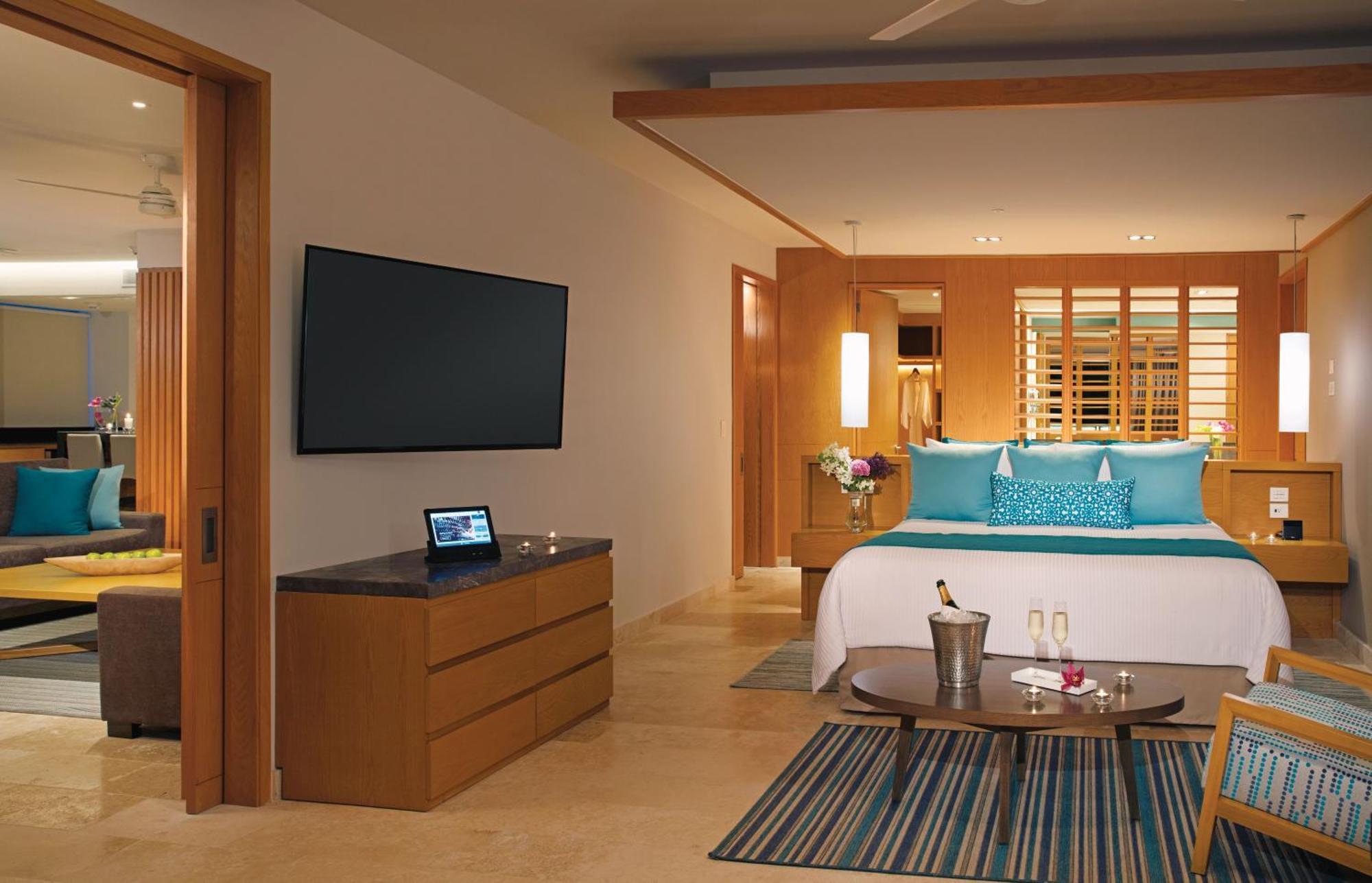 Preferred Club Family Governor Suite Ocean View King Bed Two Queen Beds