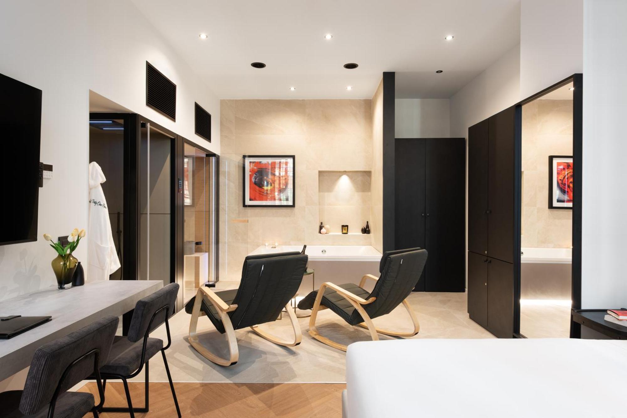 Deluxe Suite Spa Bath