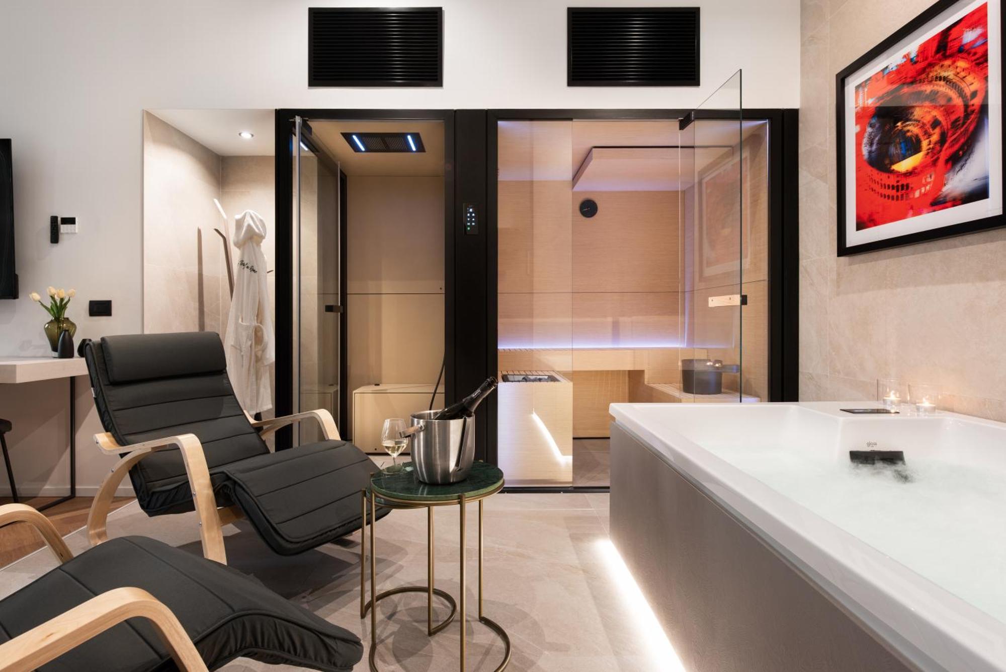 Deluxe Suite Spa Bath
