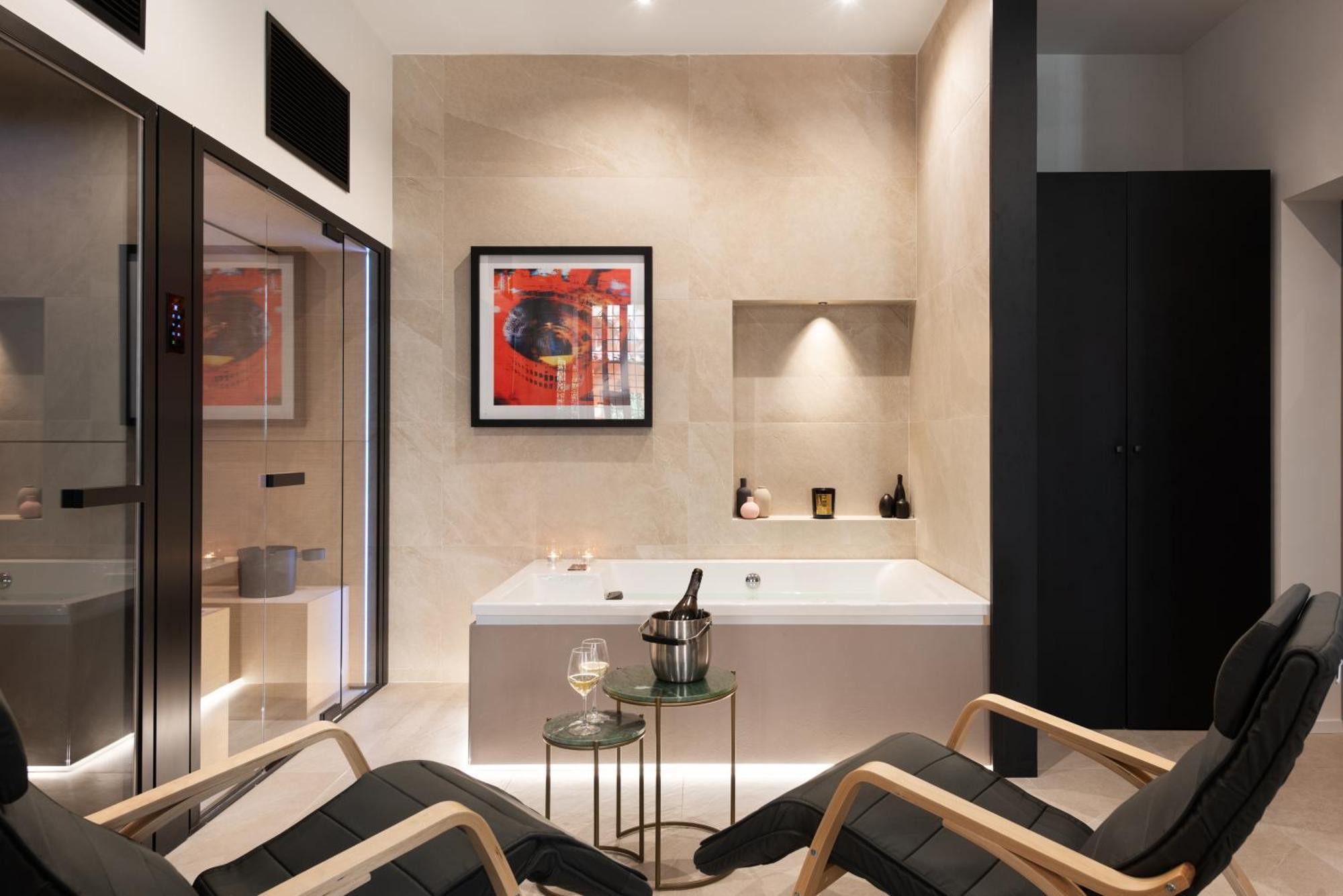Deluxe Suite Spa Bath