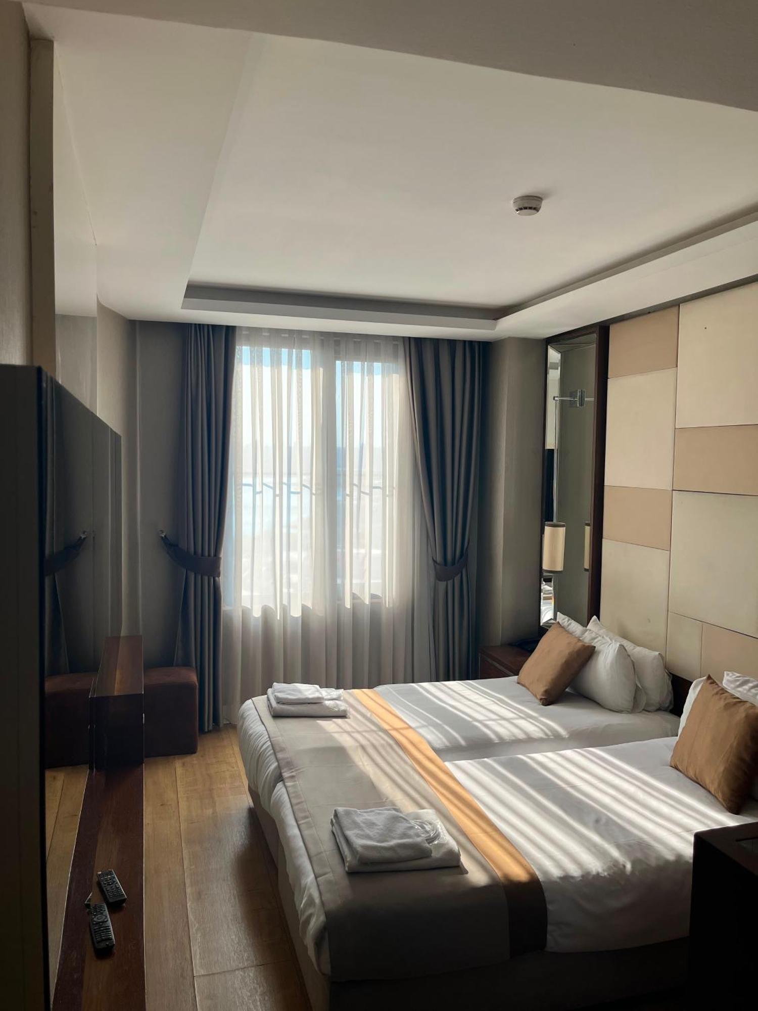 Standard Triple Room with Sea View