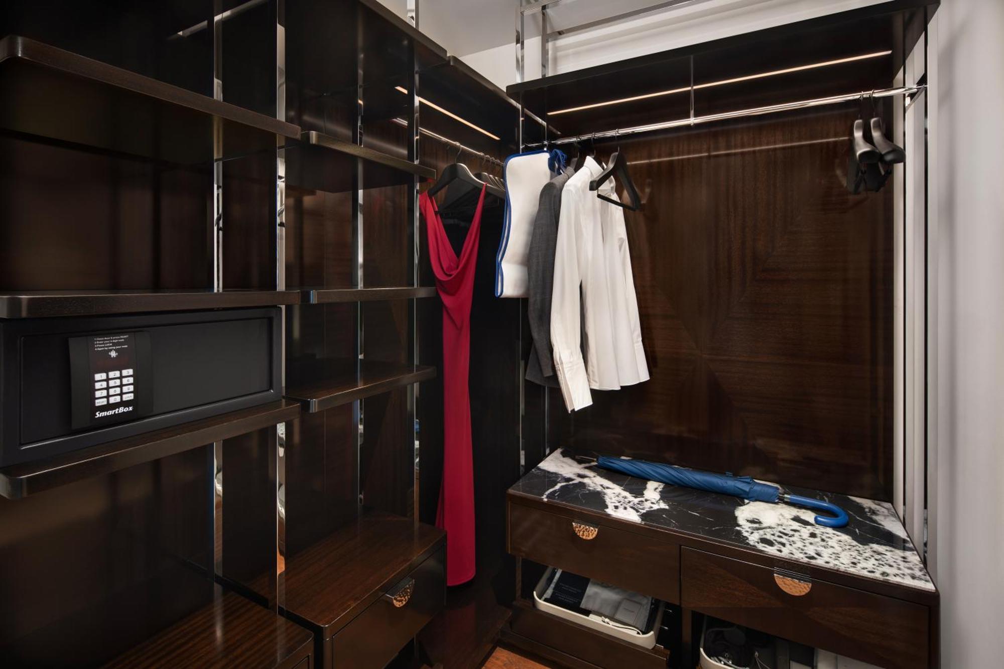 Deluxe Gallery Suite City View